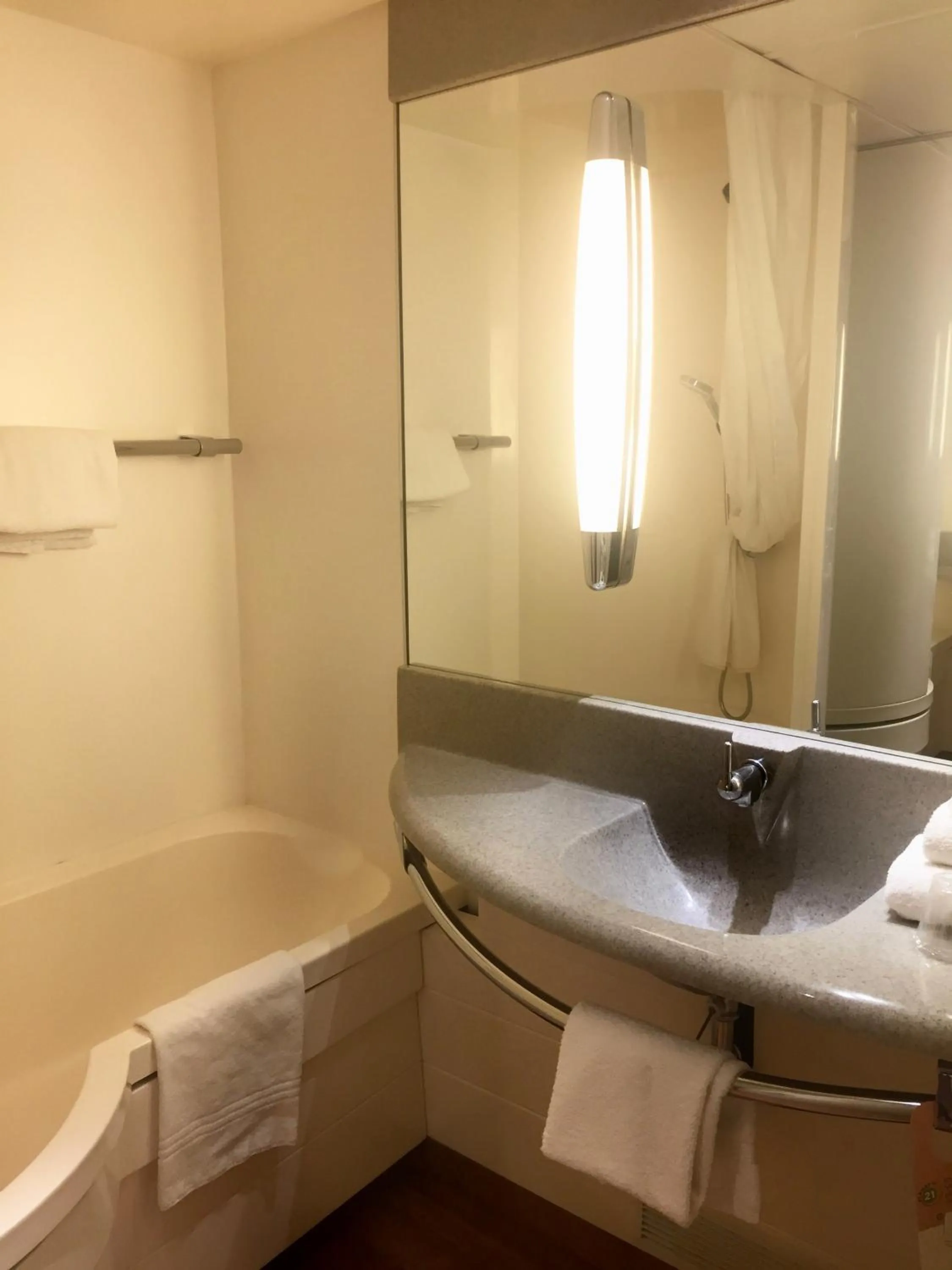 Shower in Novotel Marseille Est Porte d'Aubagne