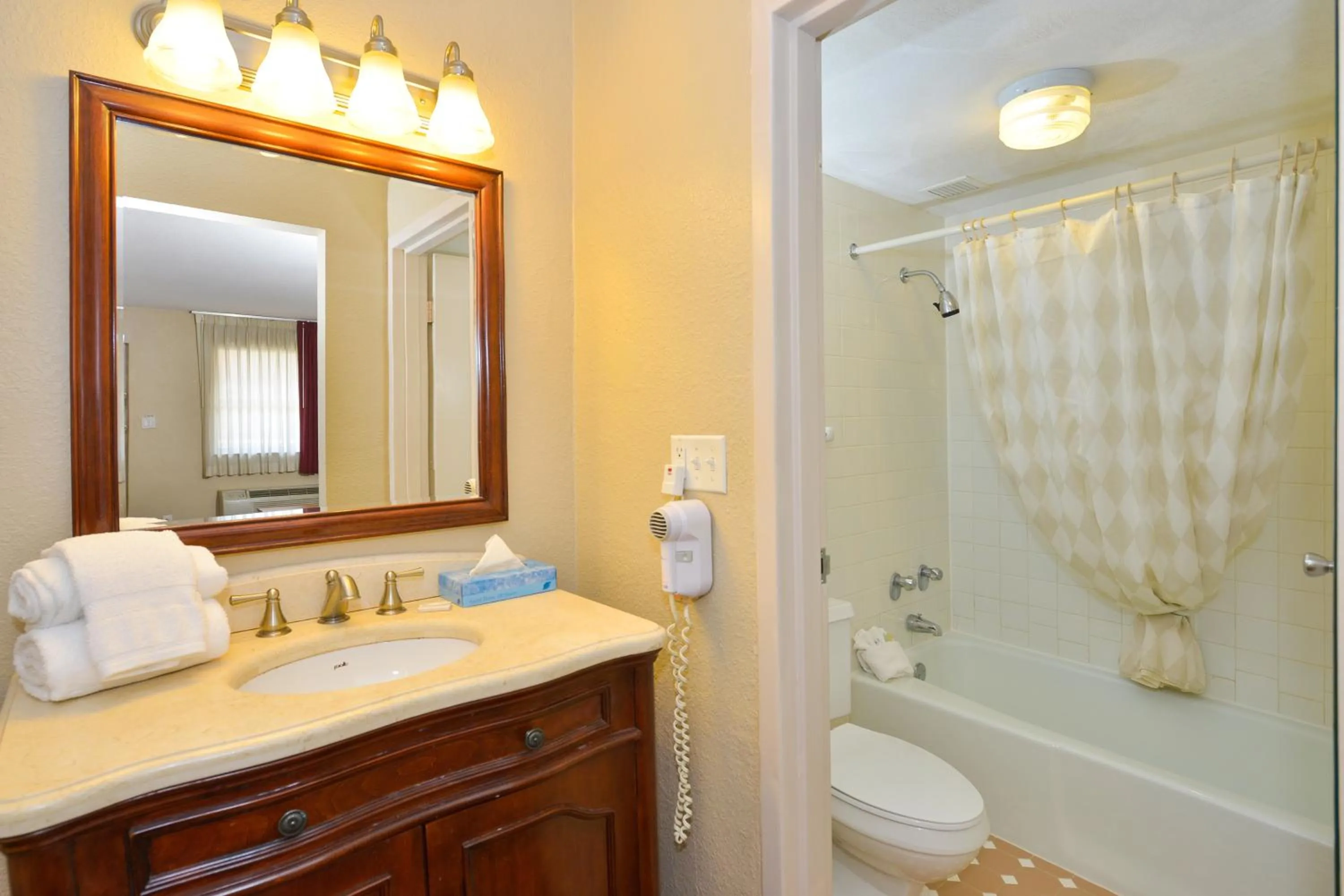 Bathroom in Lamplighter Inn and Suites - North