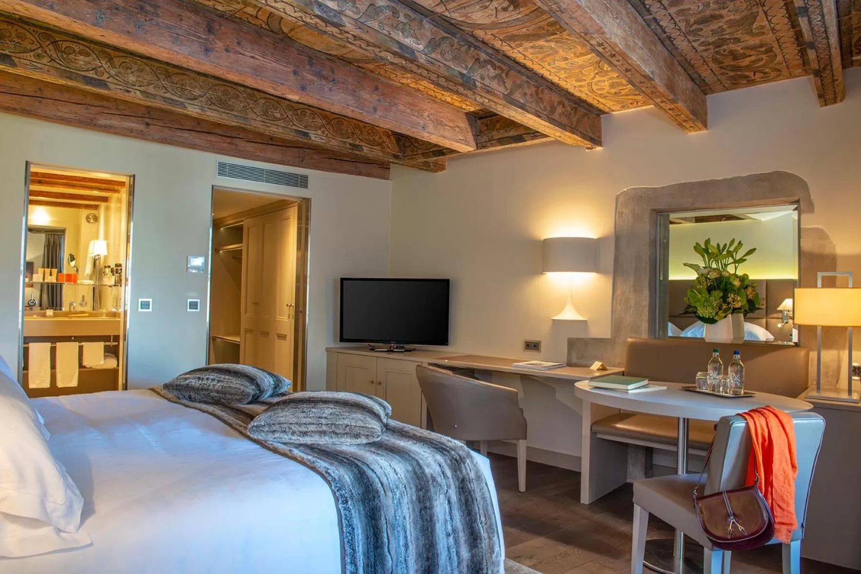 TV and multimedia, Bed in Hôtel Les Armures