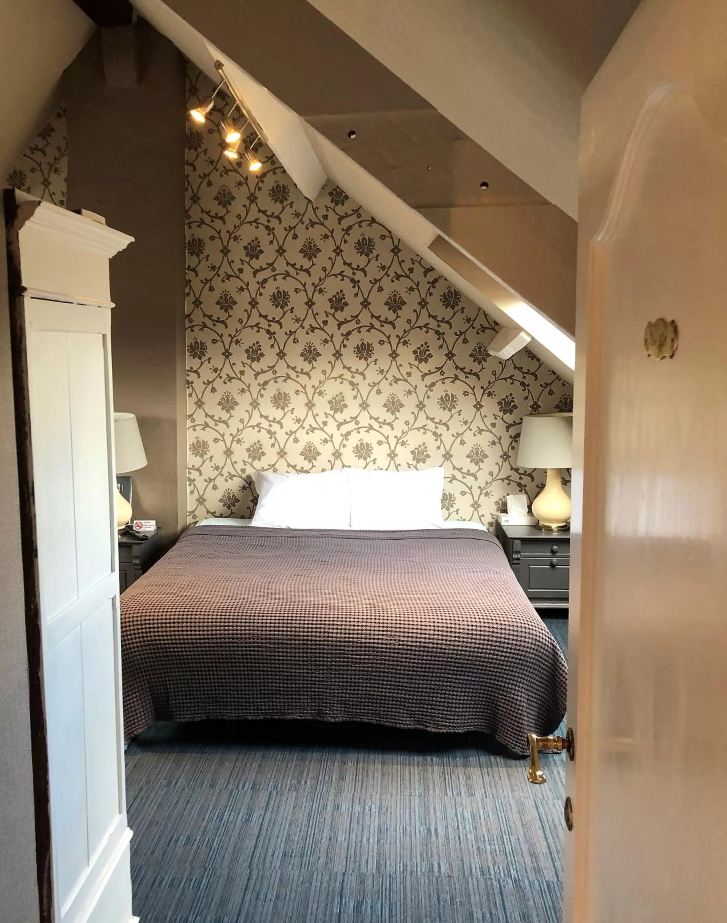 Shower, Bed in B&B Coupure