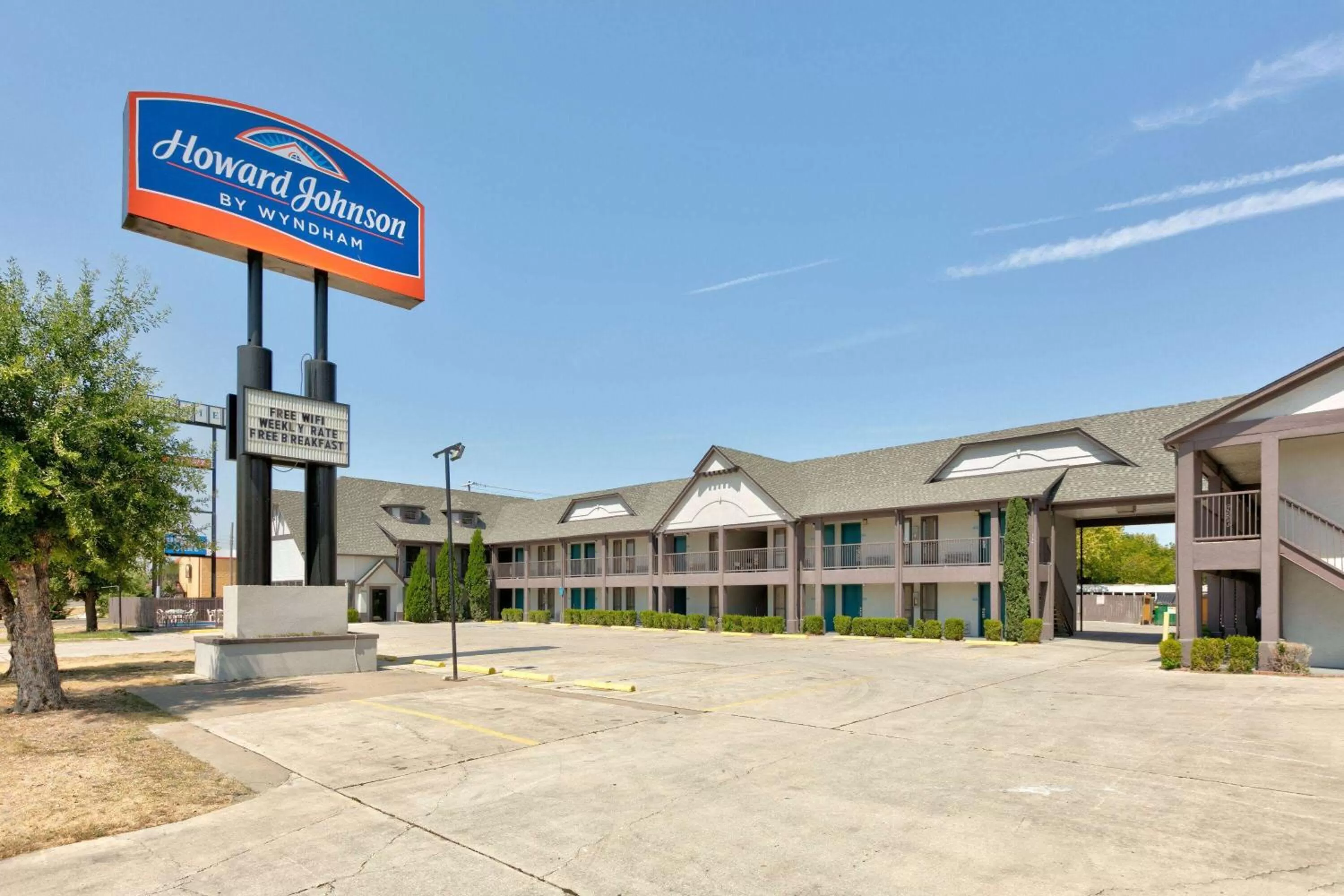 Property building in Howard Johnson by Wyndham San Marcos