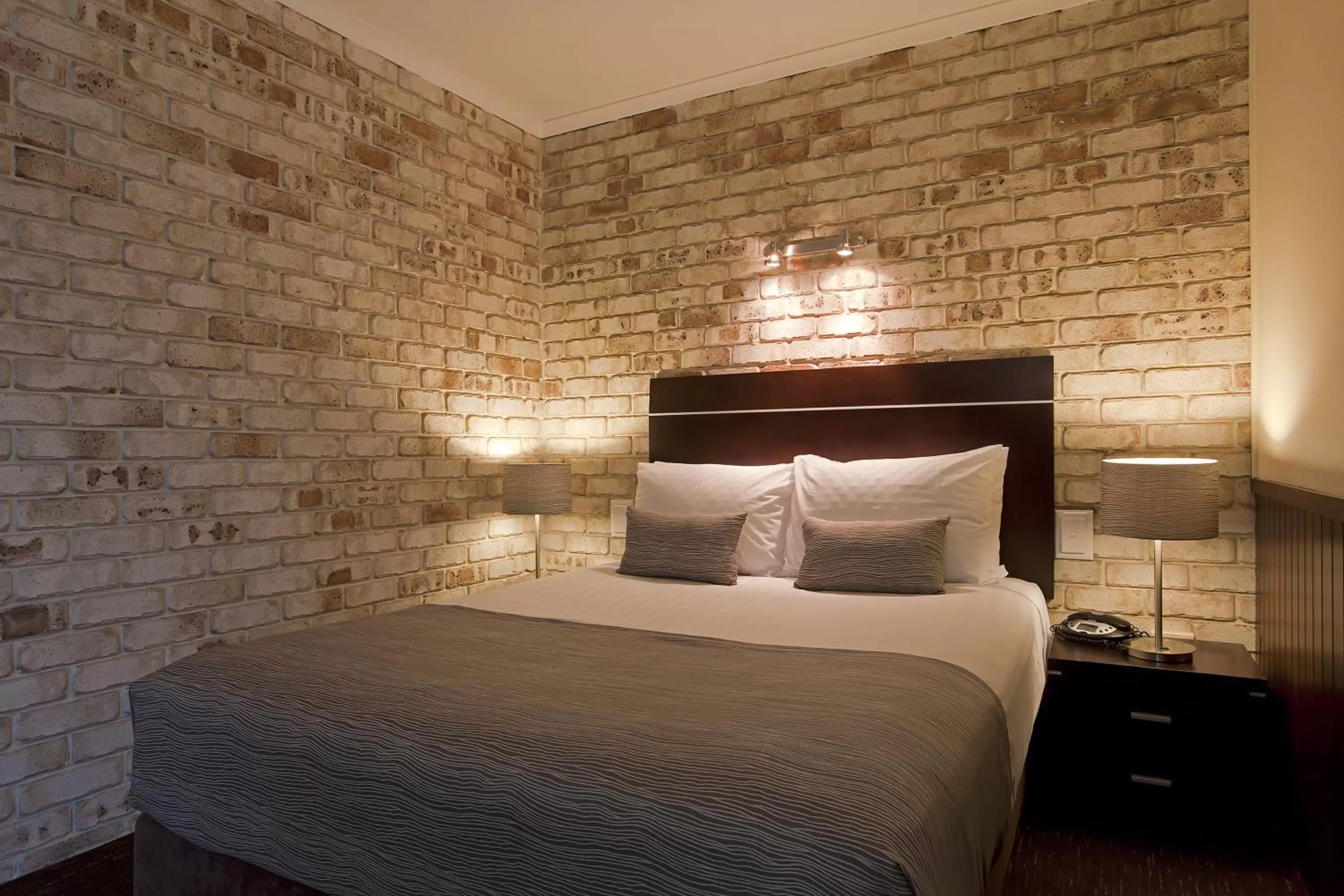 Bed in Highlander Motor Inn