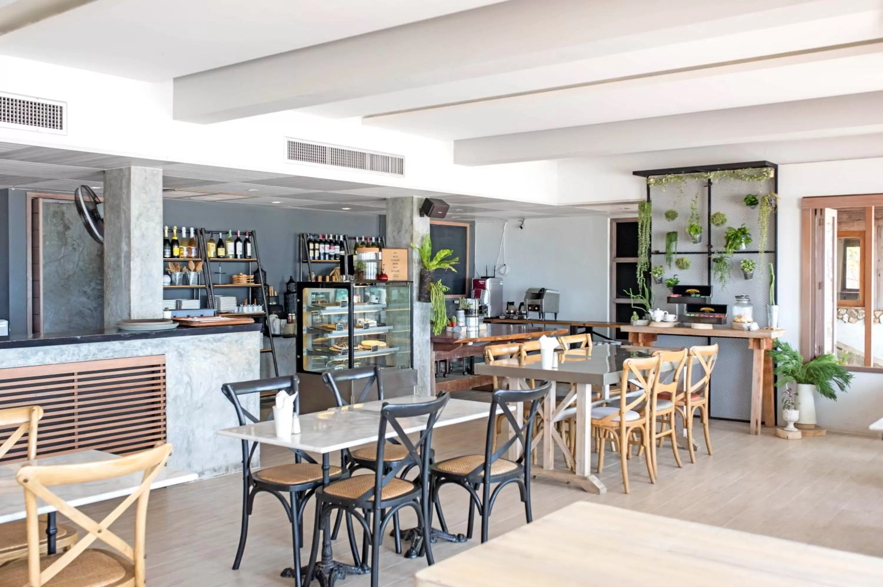 Restaurant/places to eat in Veranda Lodge