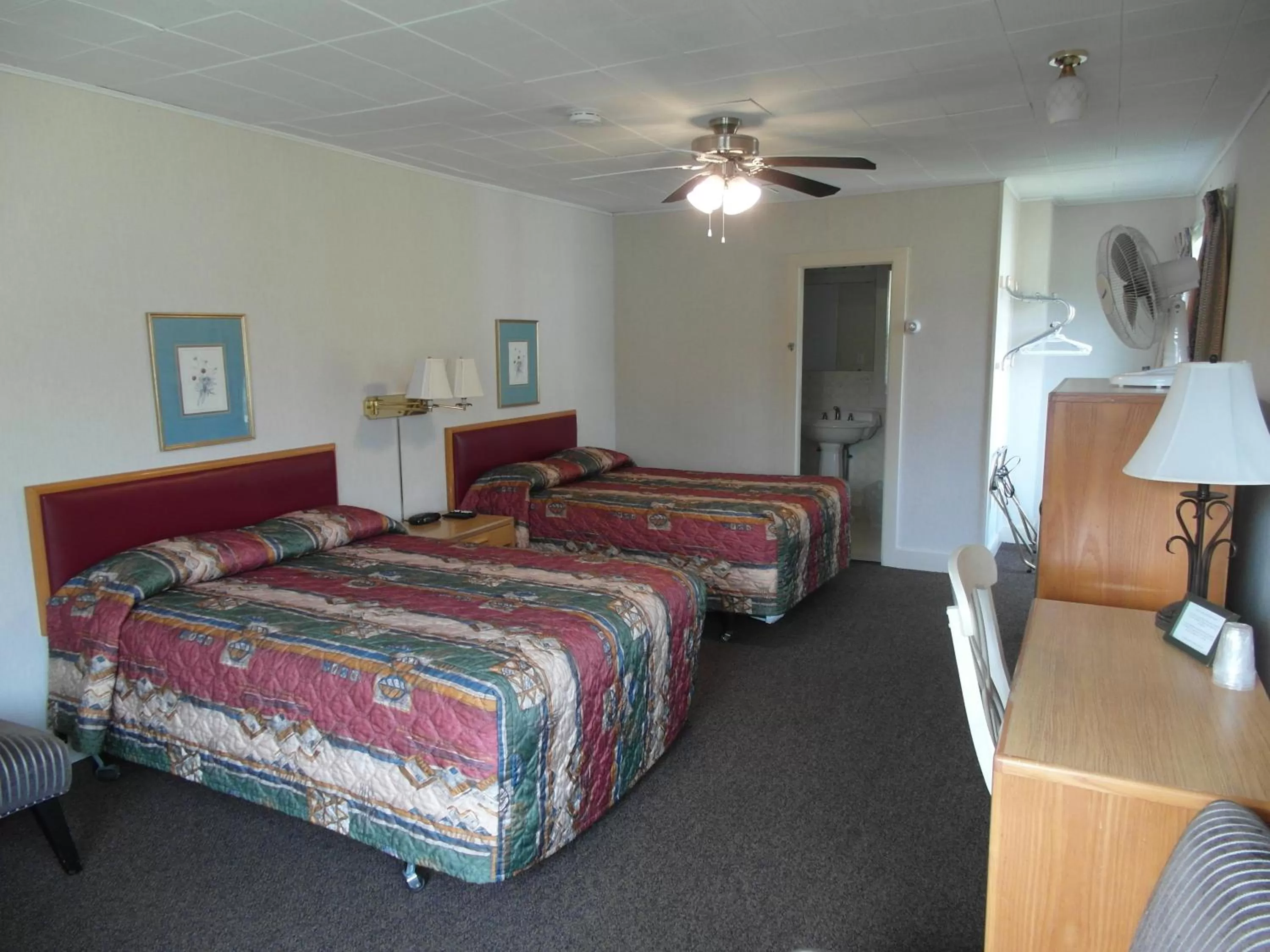 Bed in The Lionstone Inn Motel and Cottages