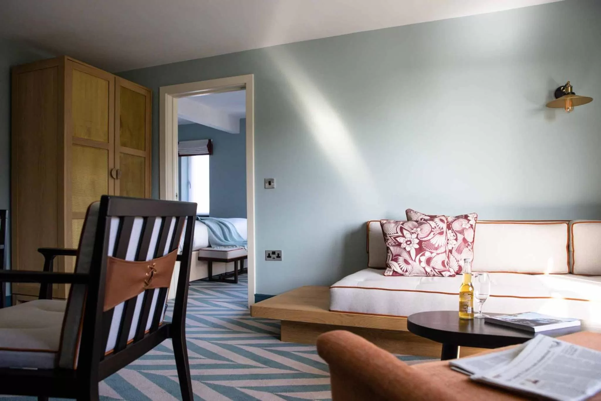 Living room, Bed in The Relais Cooden Beach and Spa