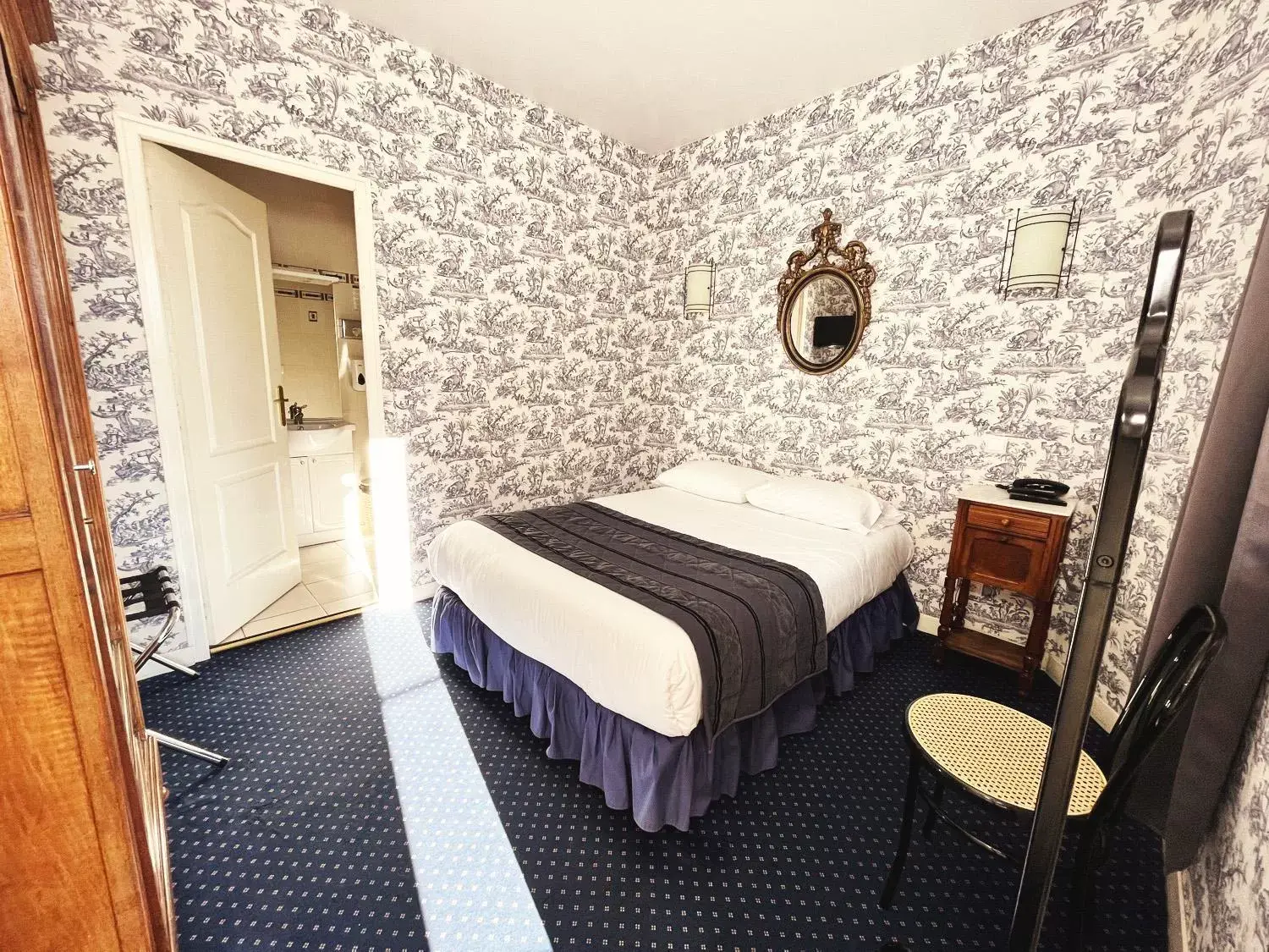 Large Family Room (8 People) in Hotel De La Poste Large Family Room (8 People) in Hotel De La Poste