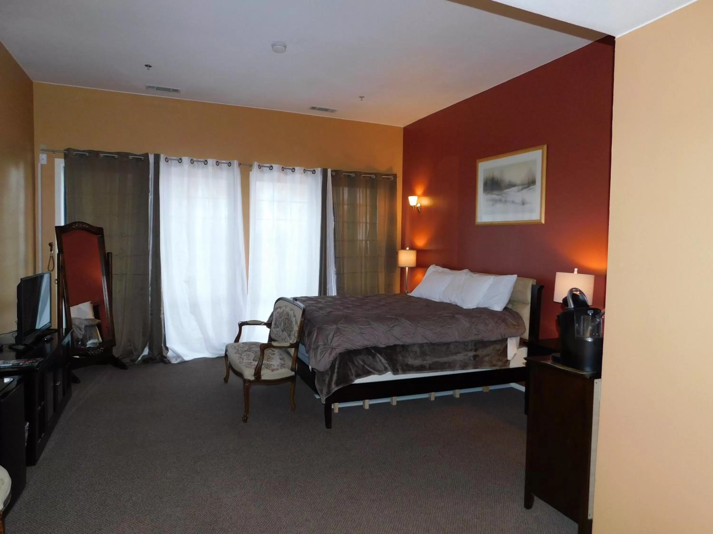 Bed in Freeport Wine Country Inn