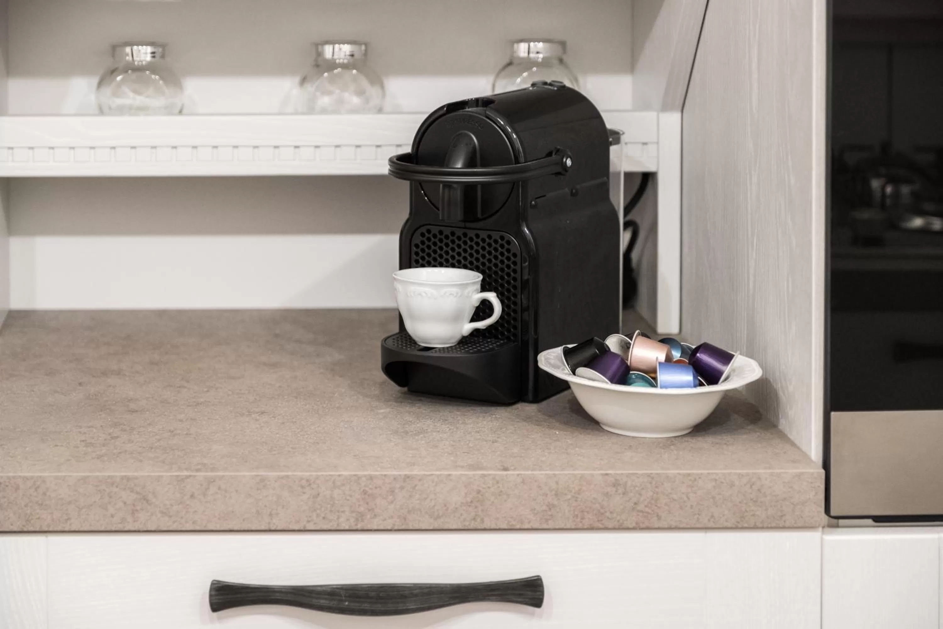 Communal kitchen, Bathroom in Amatè Suite