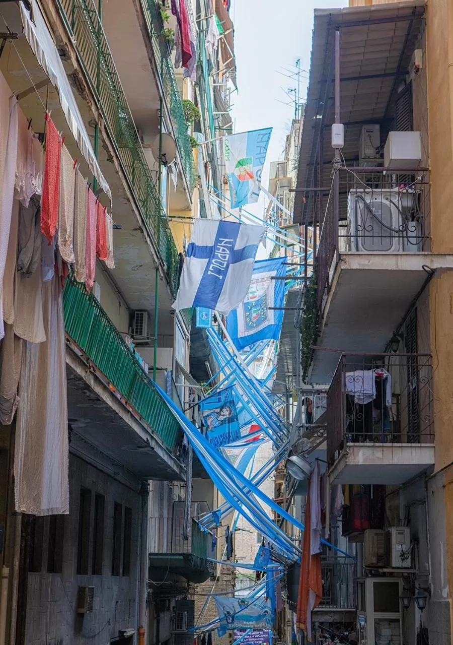 Day, Neighborhood in zuroli suite