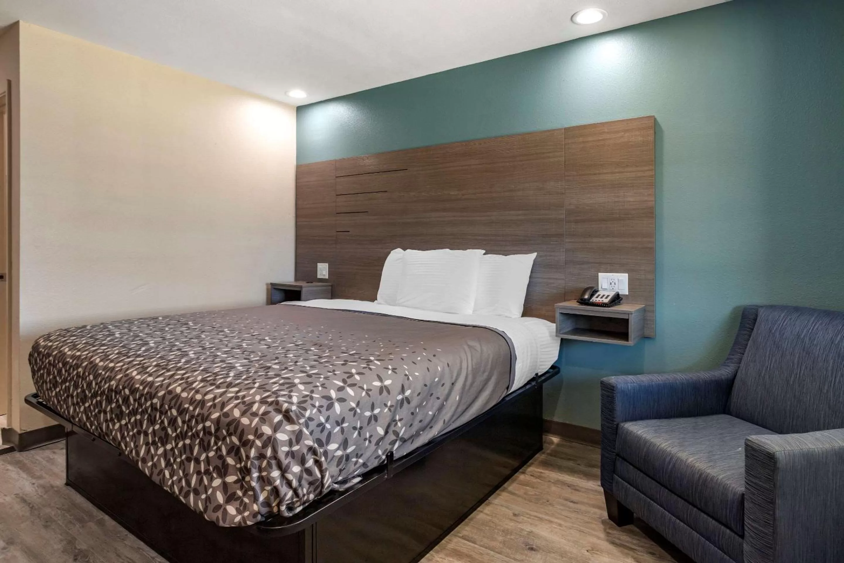 Photo of the whole room in Rodeway Inn