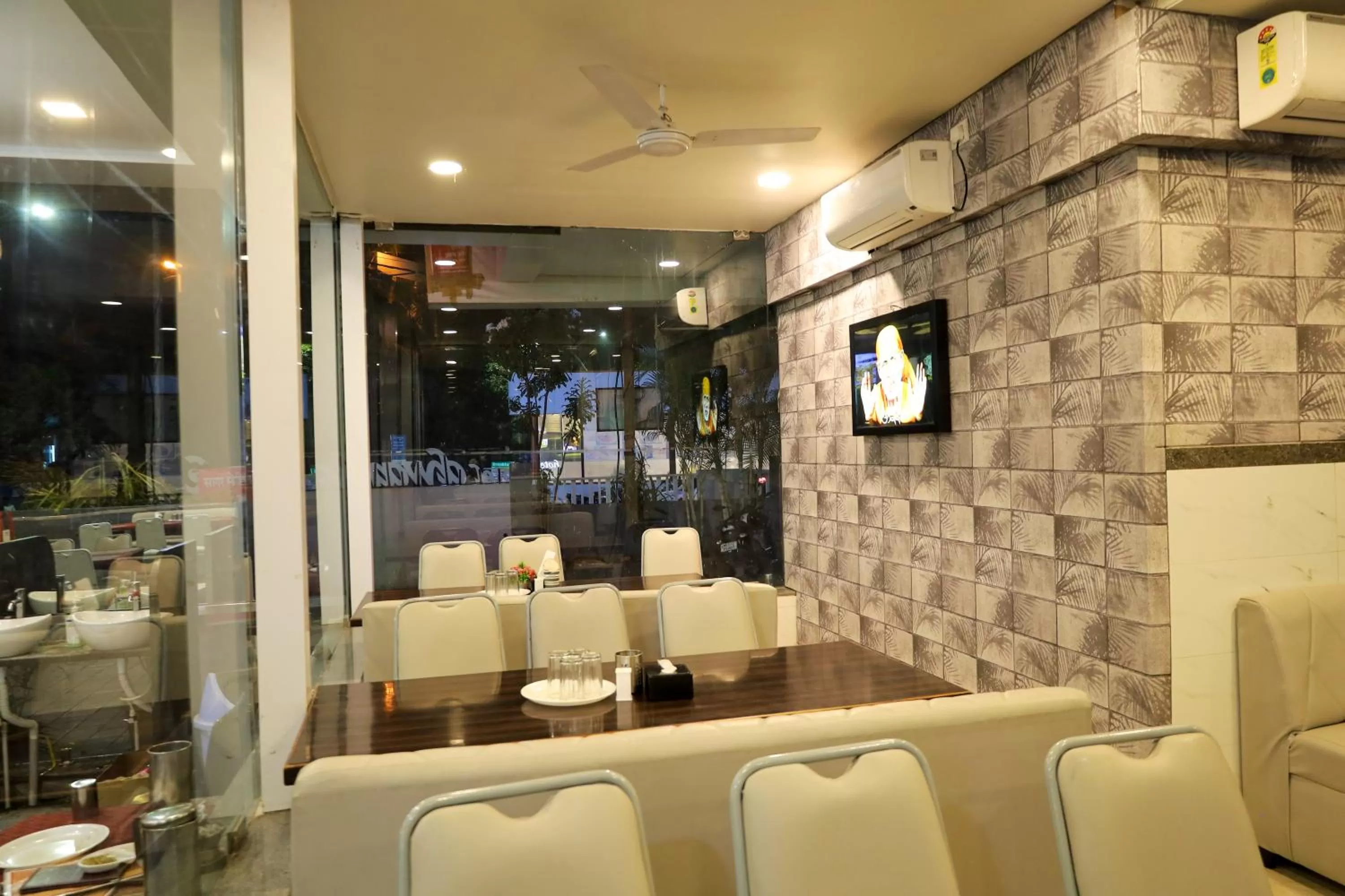 Restaurant/places to eat in Hotel Sai Bansi