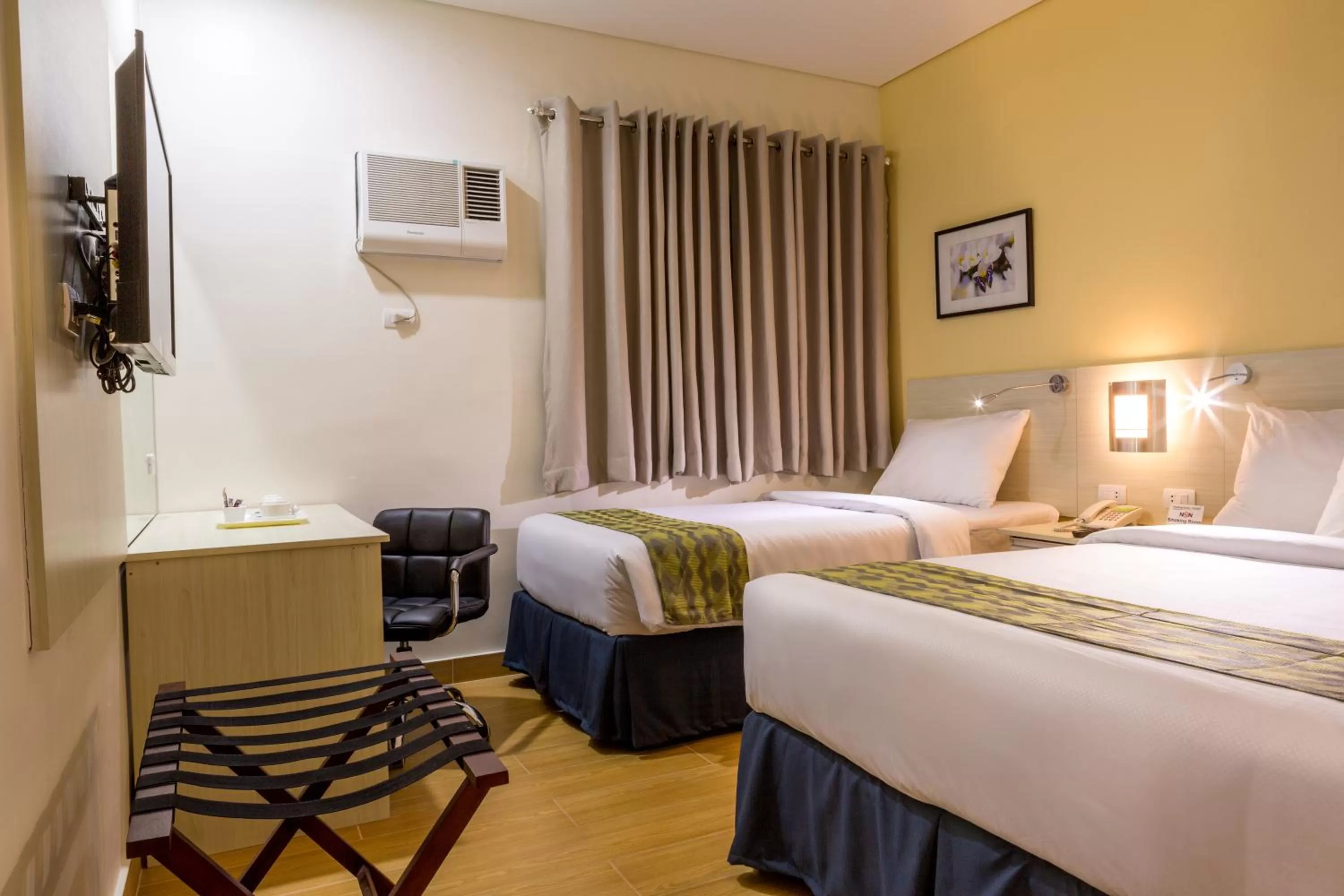 Bed in Hamersons Hotel Cebu