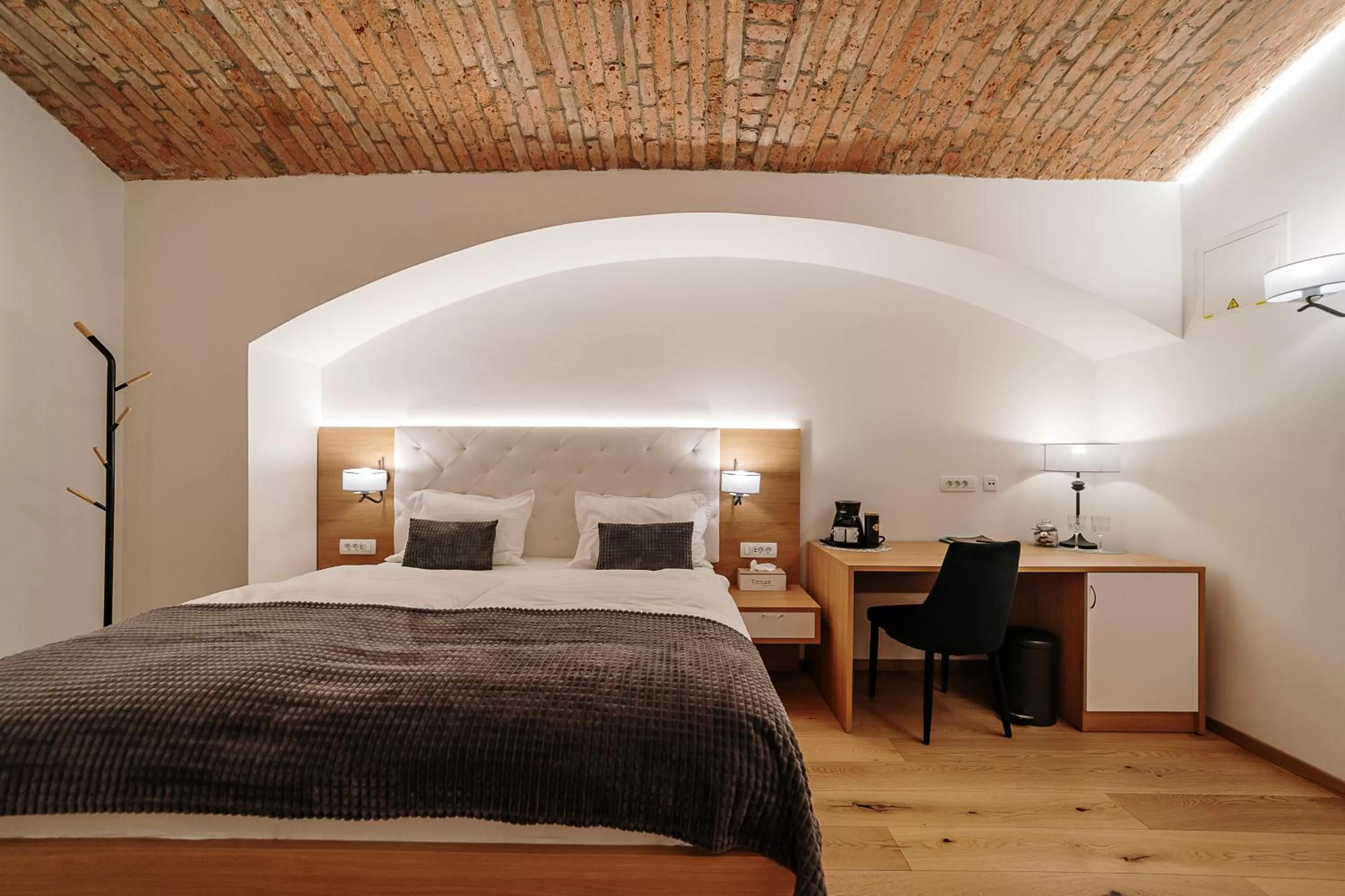 Property building, Bed in Operna klet Ljubljana