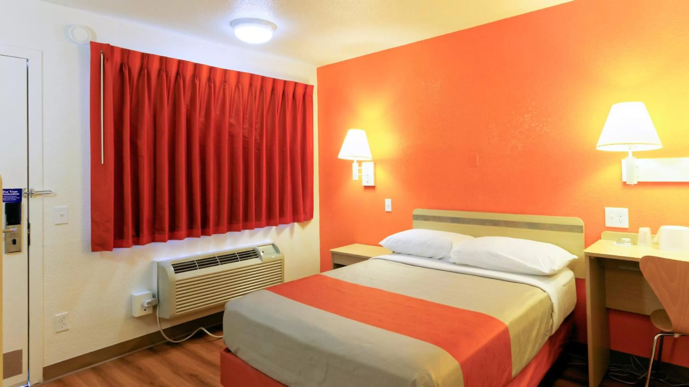 TV and multimedia, Bed in Motel 6-Chico, CA