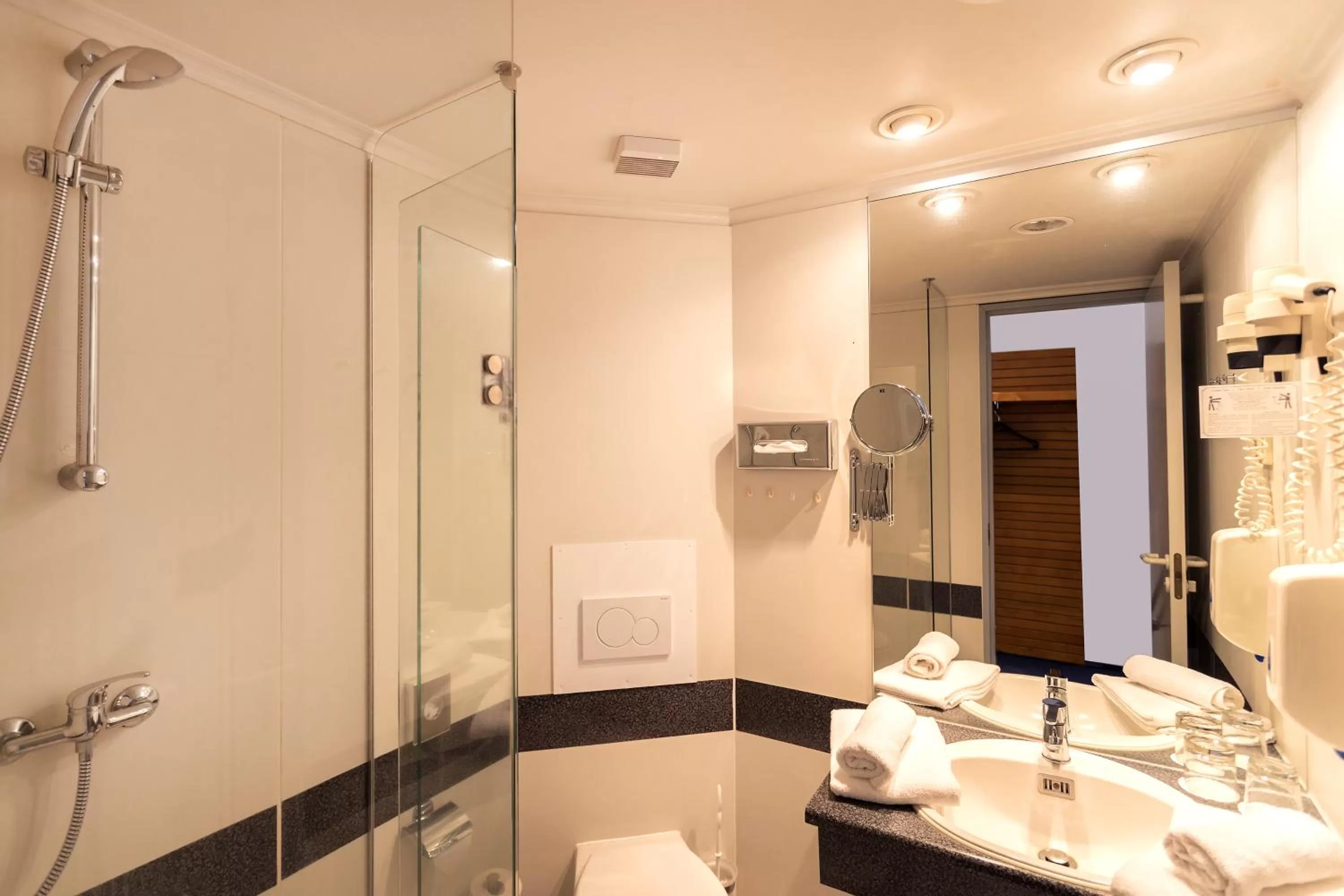 Bathroom in Hotel am See