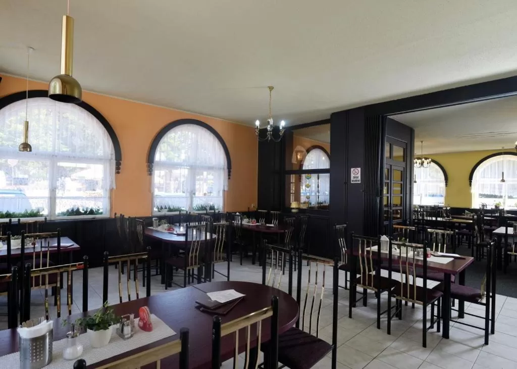 Restaurant/places to eat in Hotel U Jezírka