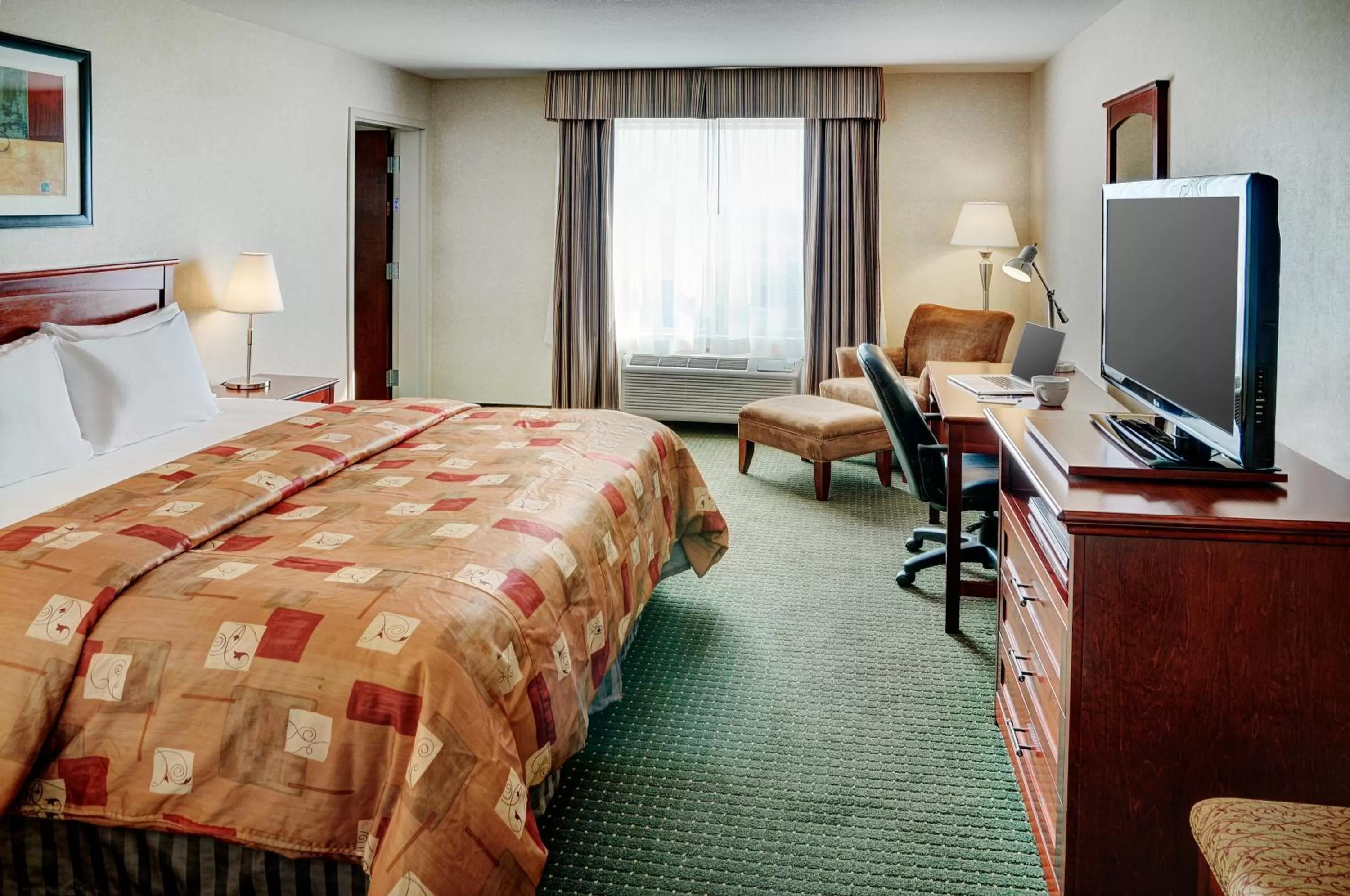 Photo of the whole room, Bed in Lakeview Inns & Suites - Slave Lake