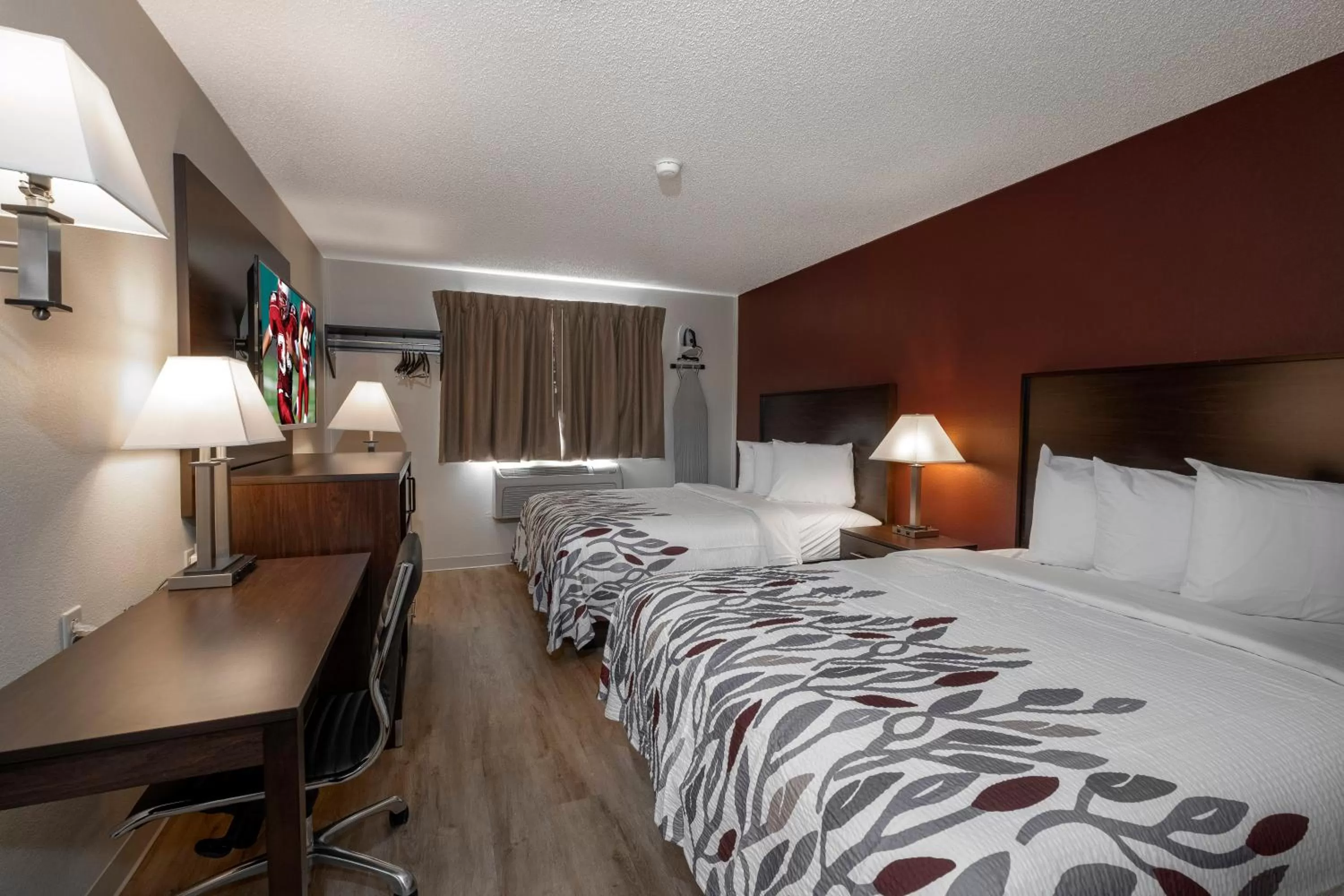 Photo of the whole room, Bed in Red Roof Inn Greensburg