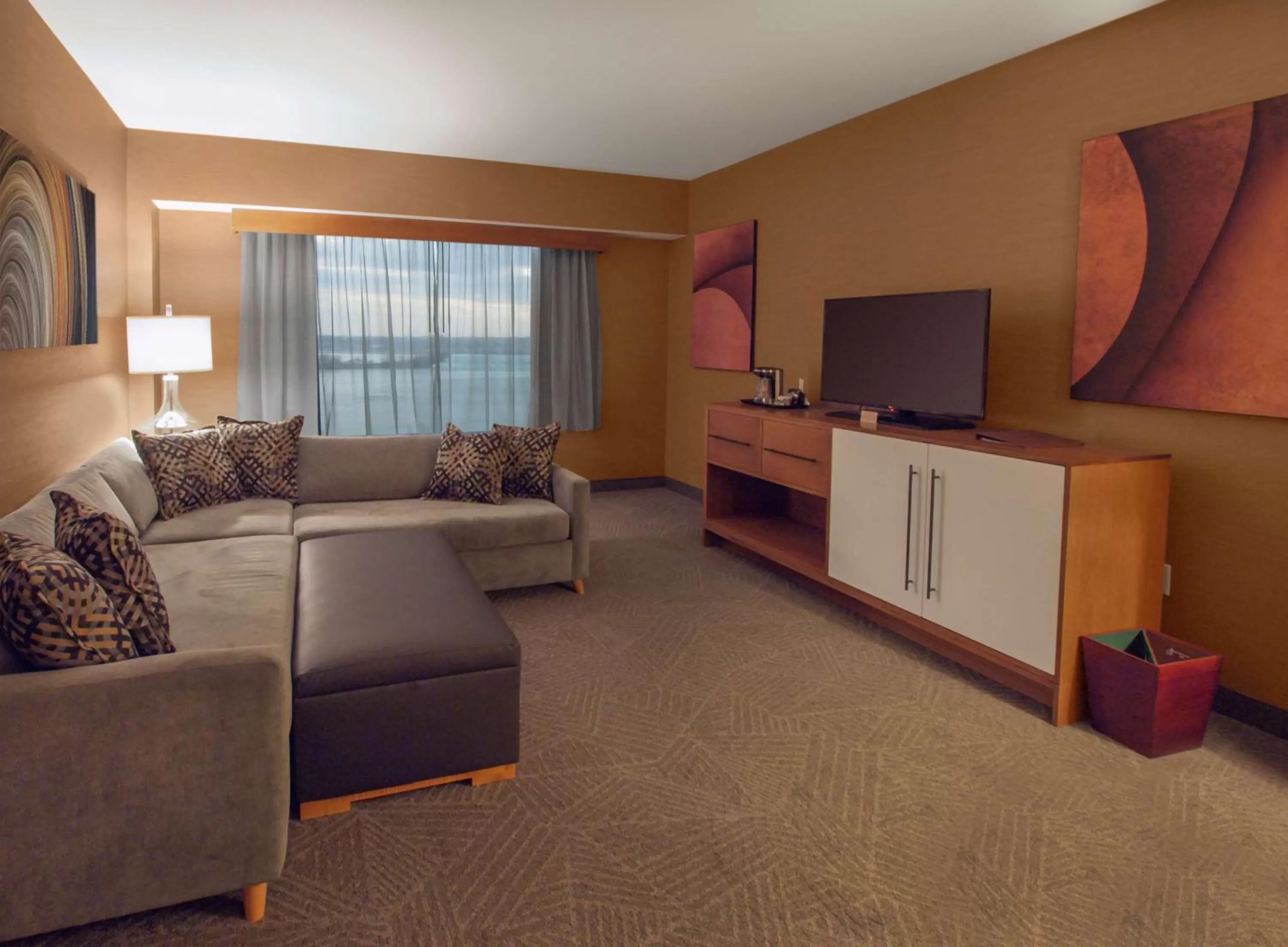 Superior King Room with River View in DoubleTree by Hilton Hotel Niagara Falls New York