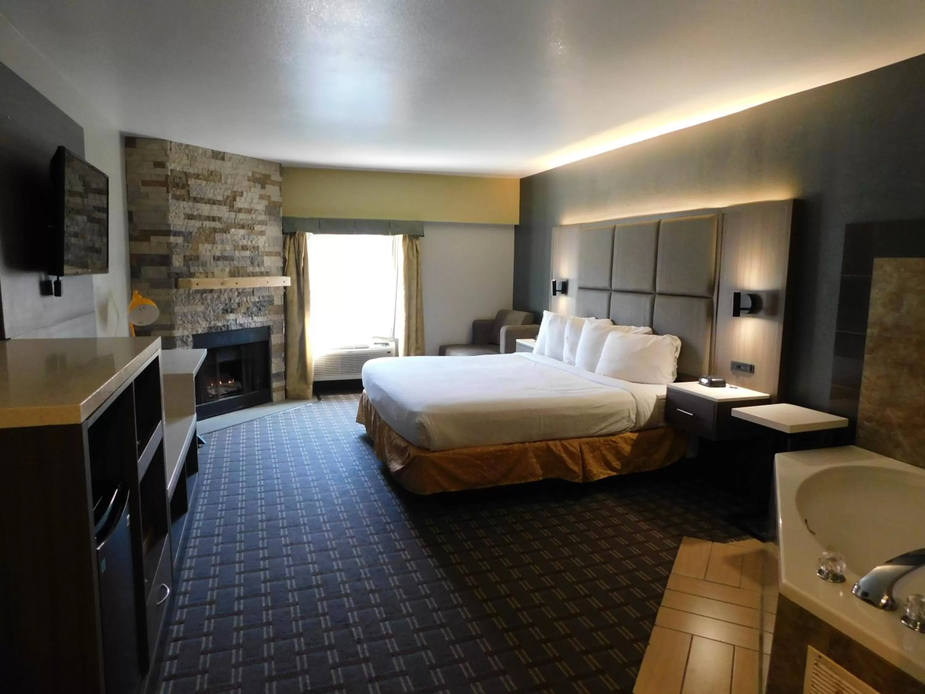 Bed in Days Inn & Suites by Wyndham Downtown Gatlinburg Parkway