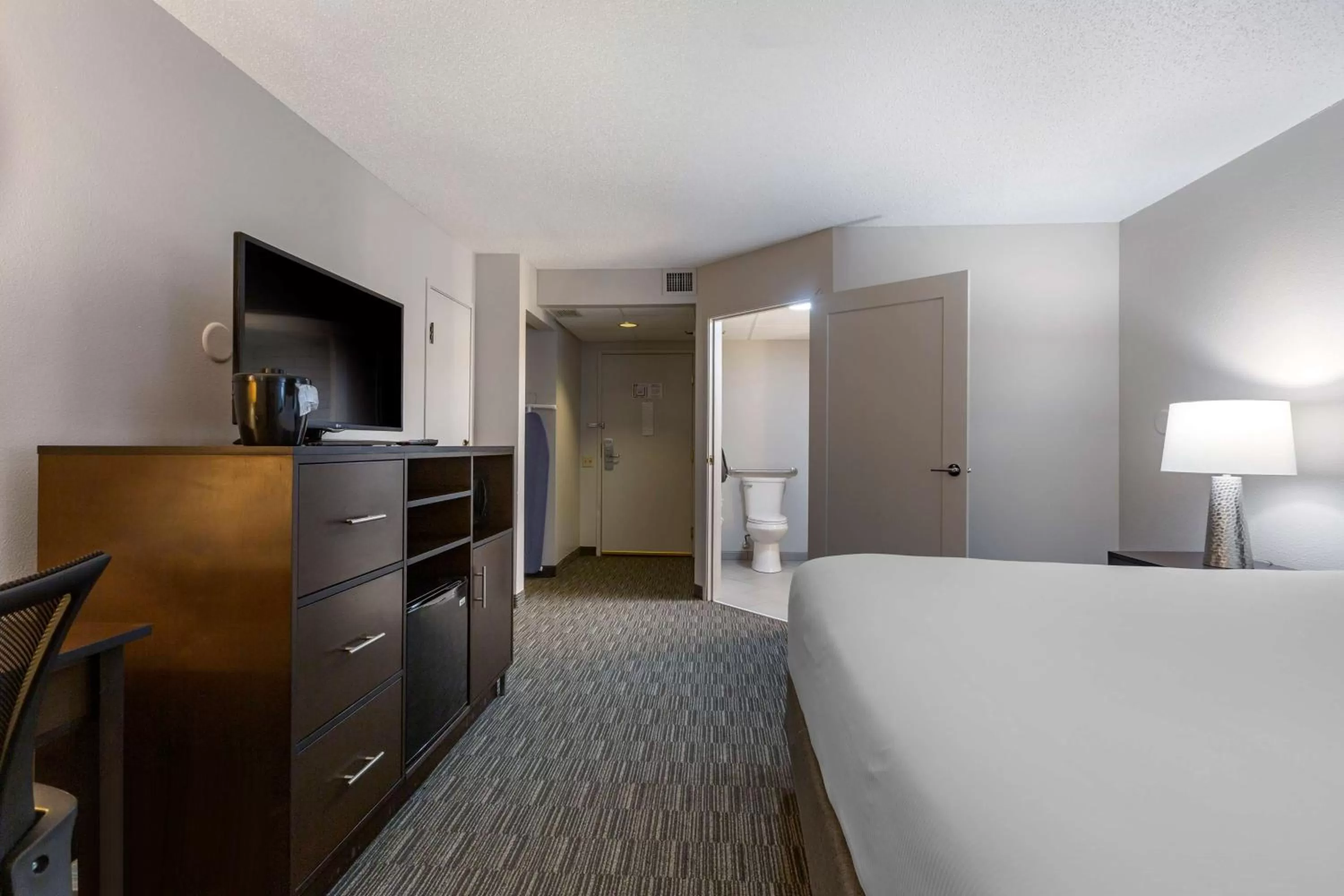 Bedroom in Best Western Plus Como Park Hotel