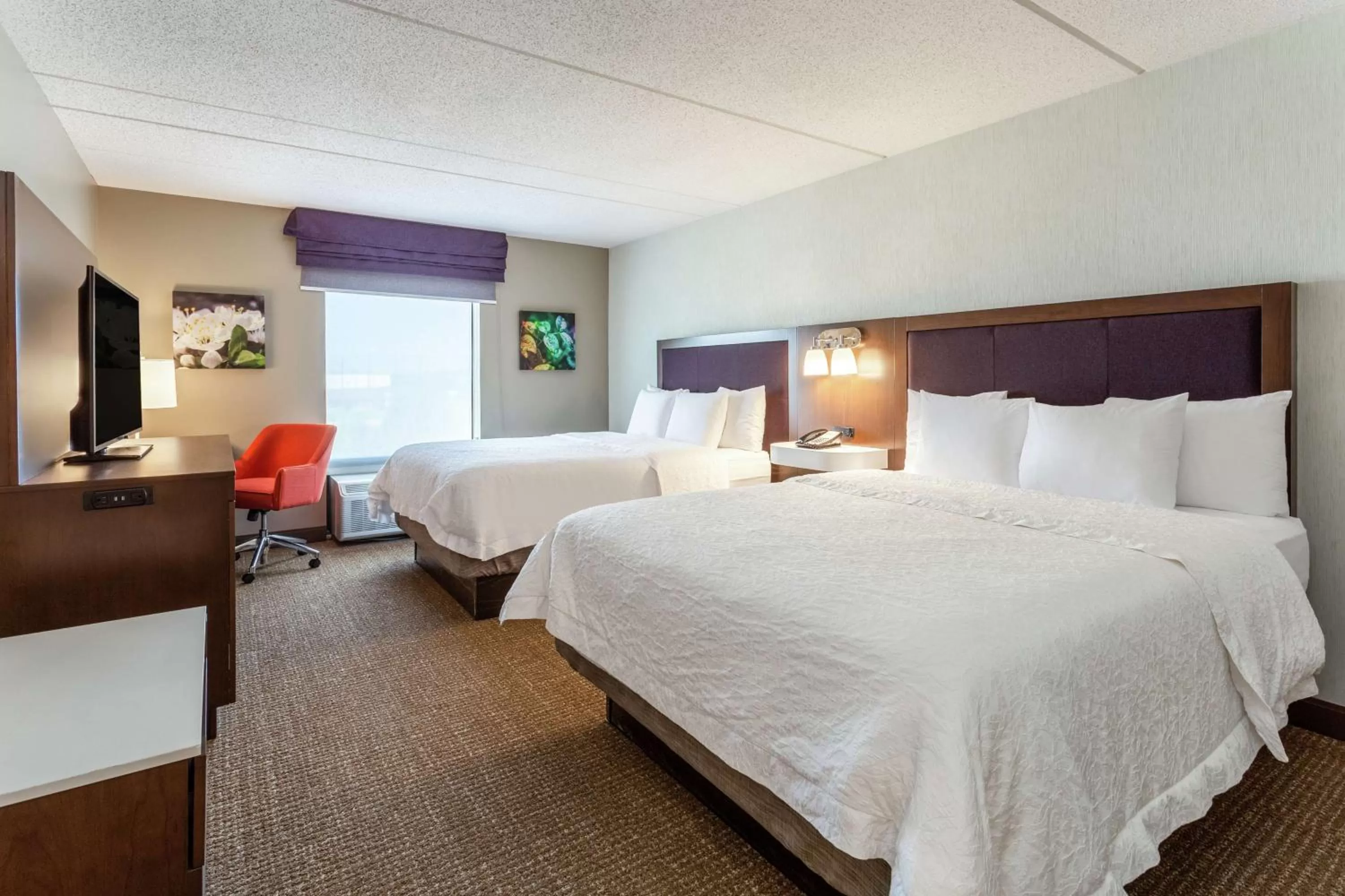 Bedroom, Bed in Hampton Inn & Suites Chicago - Libertyville
