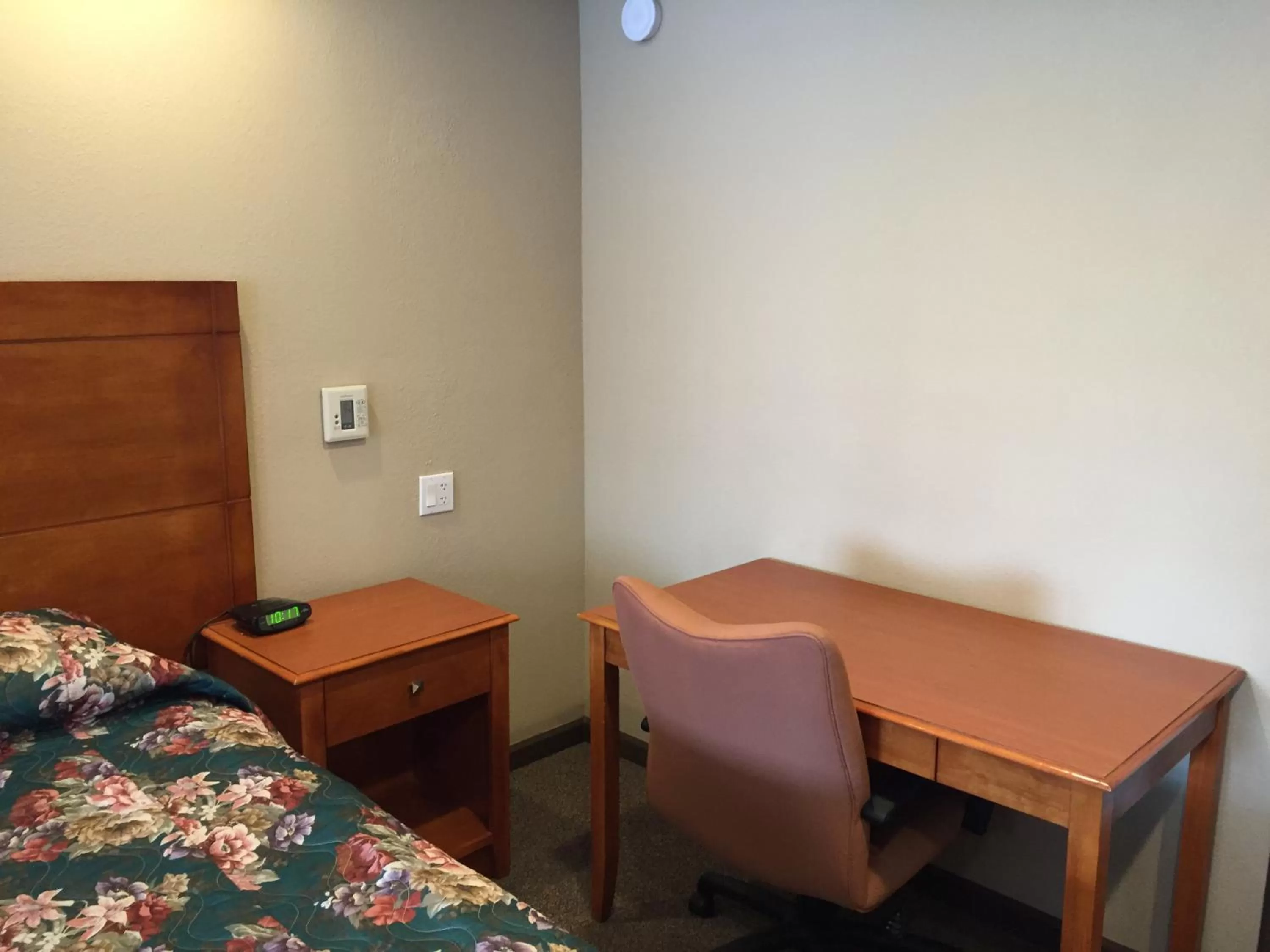 Decorative detail in Deluxe Inn Redwood City