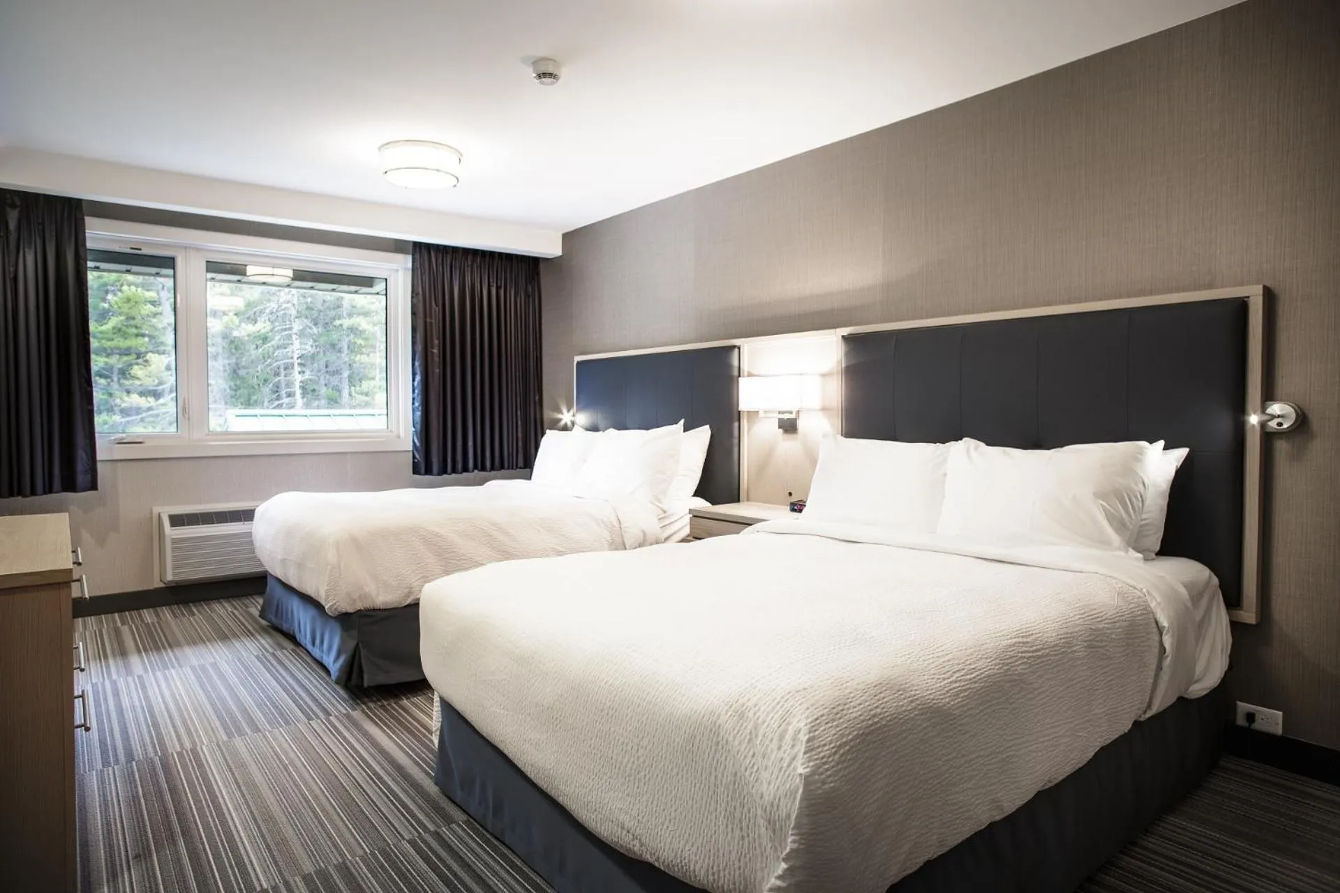 Bedroom, Bed in Mountaineer Lodge