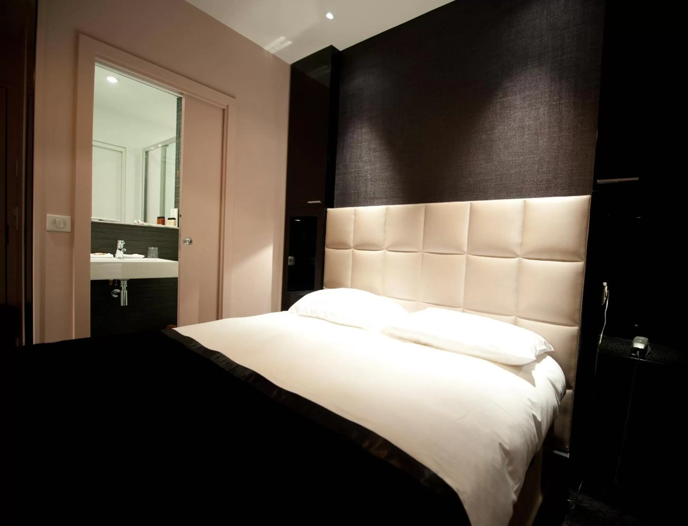 Bedroom, Bed in First Hotel Paris Tour Eiffel