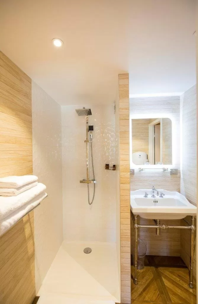 Shower, Bathroom in Logis du Parvis ***Face Cathédrale/in front of the Cathedral***