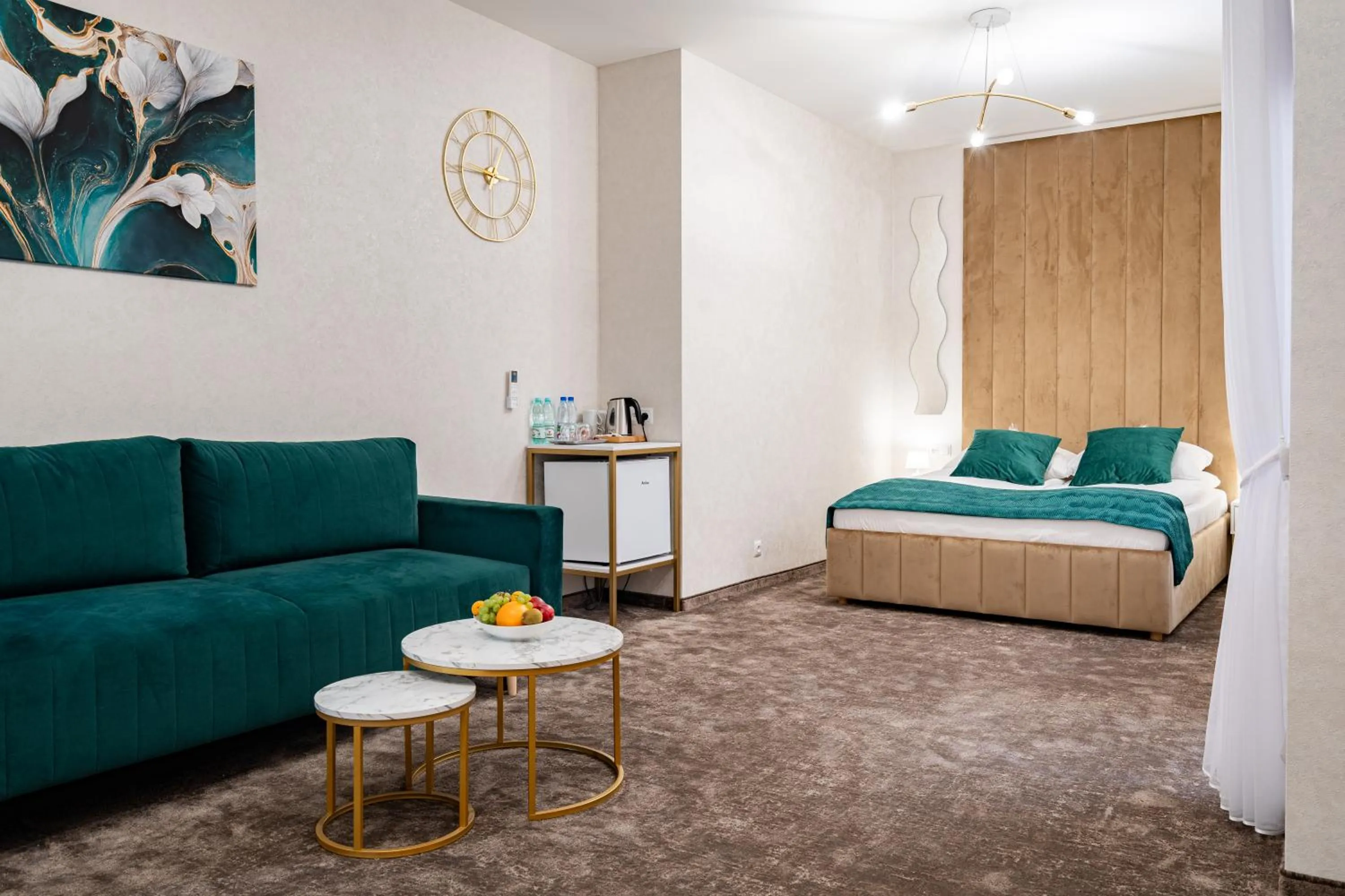 Photo of the whole room, Bed in Gotyk