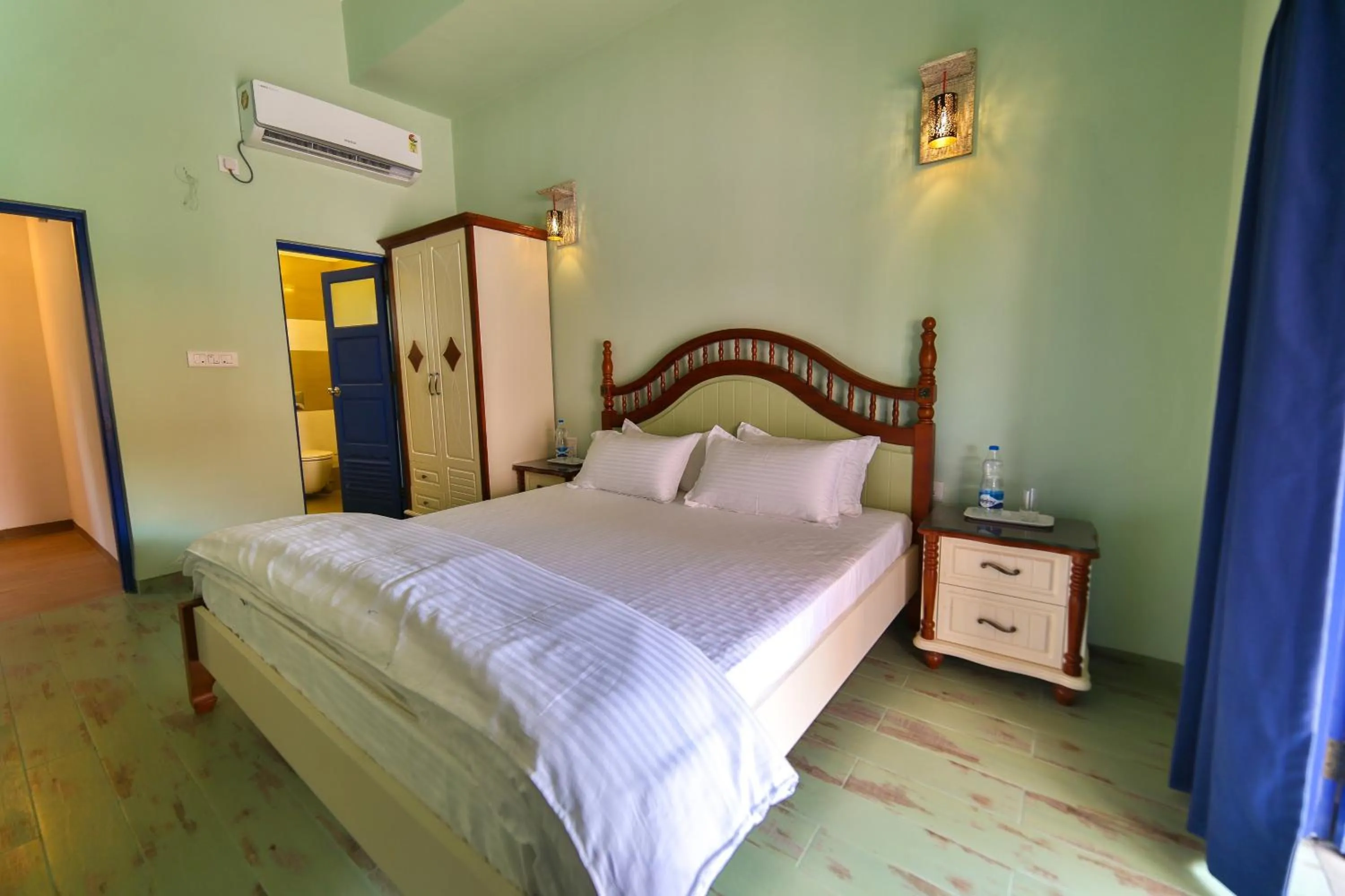 Photo of the whole room, Bed in Amour Resort