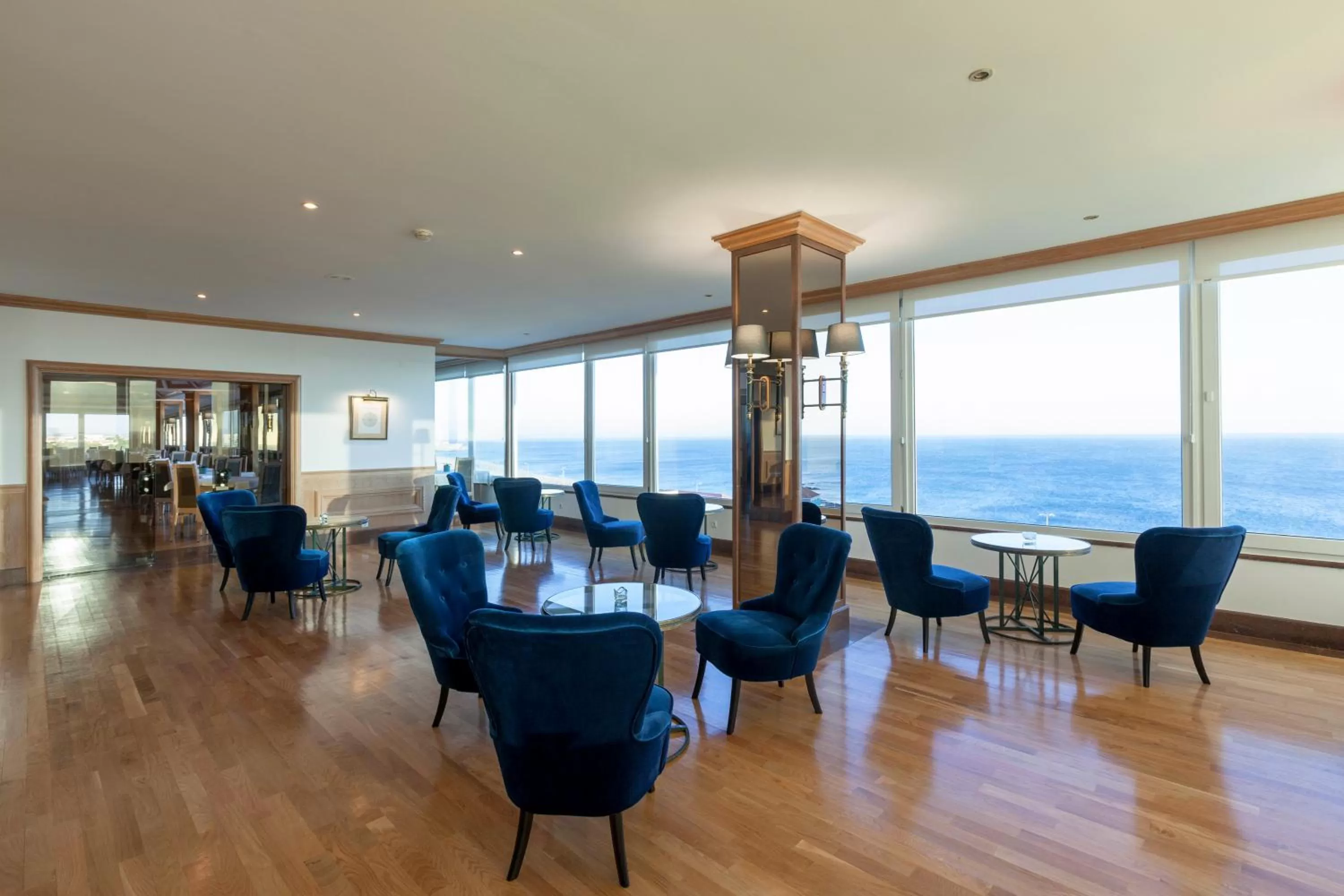 Lounge or bar in Carcavelos Beach Hotel