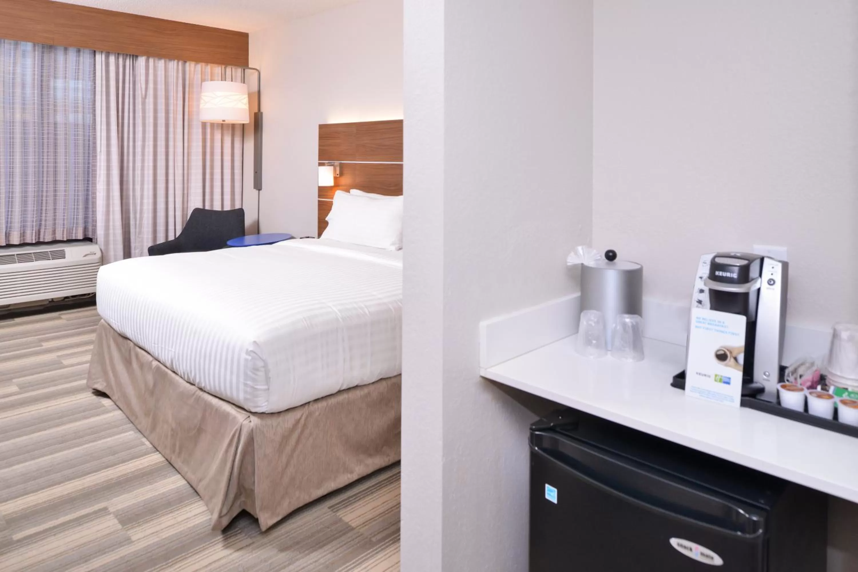 King Room with Roll-In Shower - Disability Access in Holiday Inn Express Hotel & Suites Indianapolis Dtn-Conv Ctr, an IHG Hotel