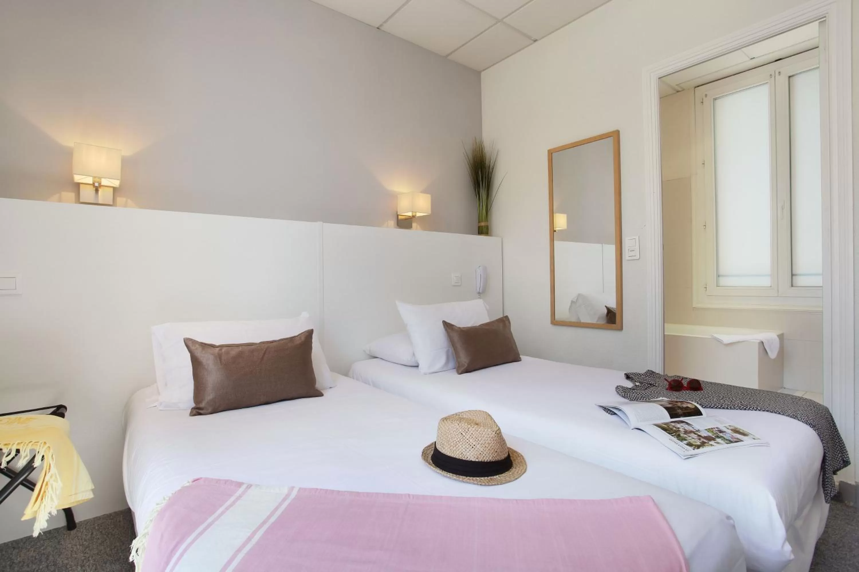 Bed in Hôtel P.L.M.