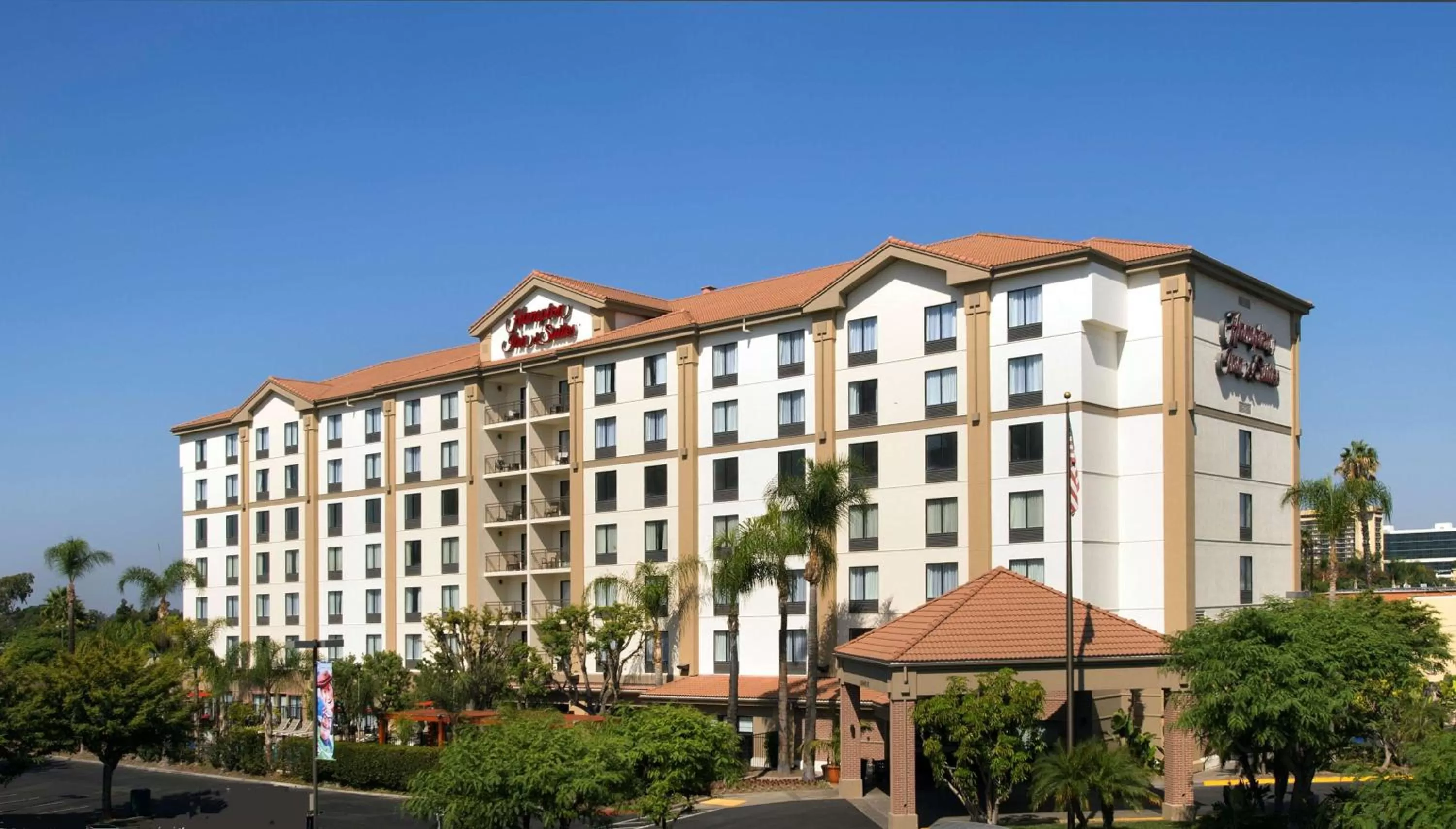 Property building in Hampton Inn & Suites Anaheim Garden Grove