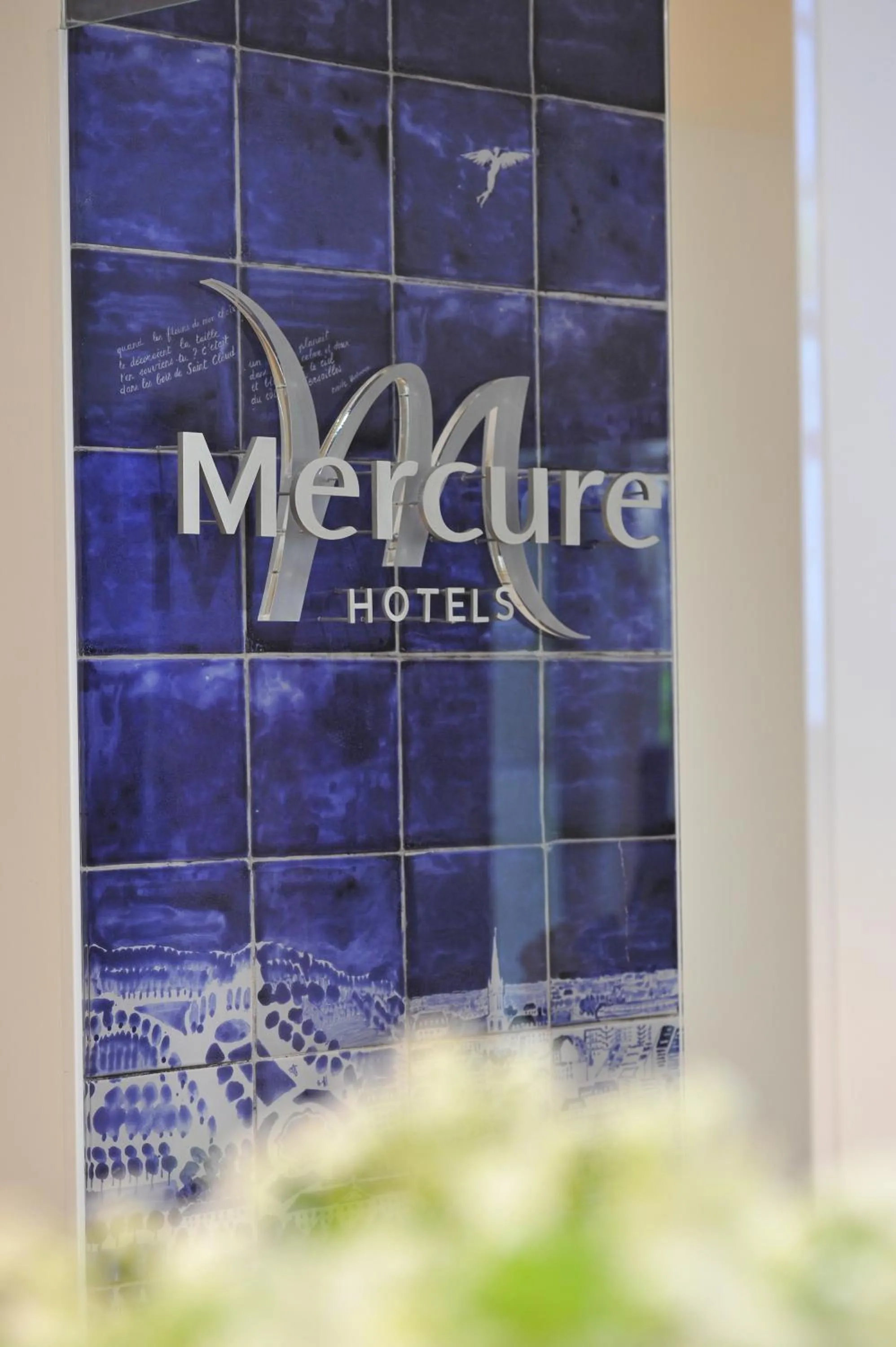 Property logo or sign in Mercure Paris Saint Cloud Hippodrome