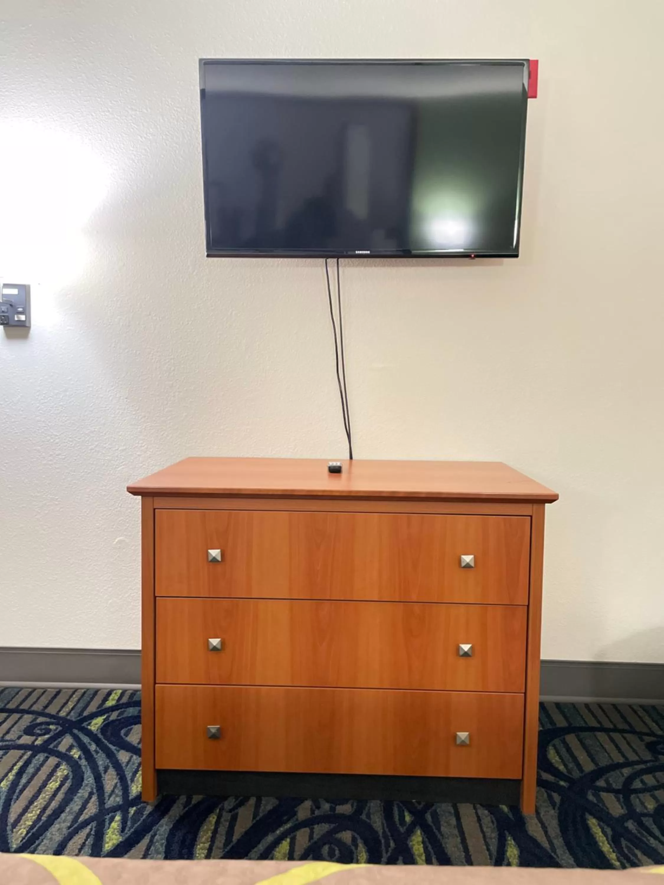 TV and multimedia in Super 8 by Wyndham Fort Worth Downtown South