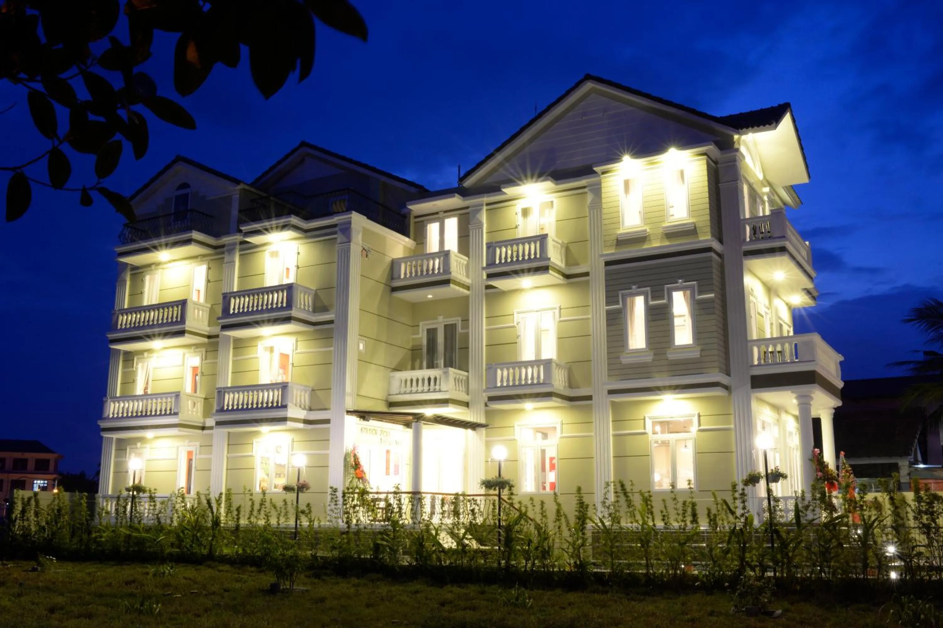 Property building in Golden Bell Backpacker Hotel & Pool Bar