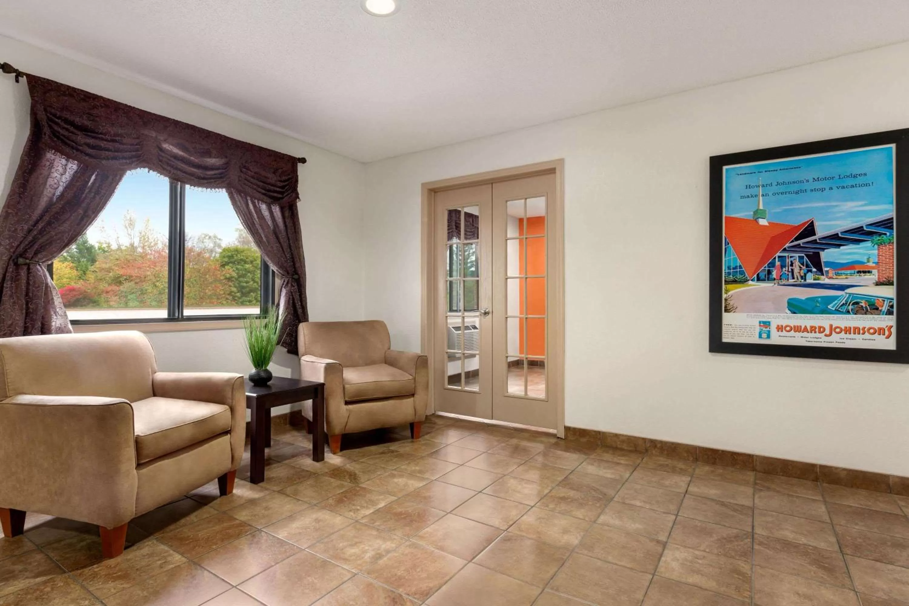 Lobby or reception in Howard Johnson by Wyndham Waterloo/Cedar Falls