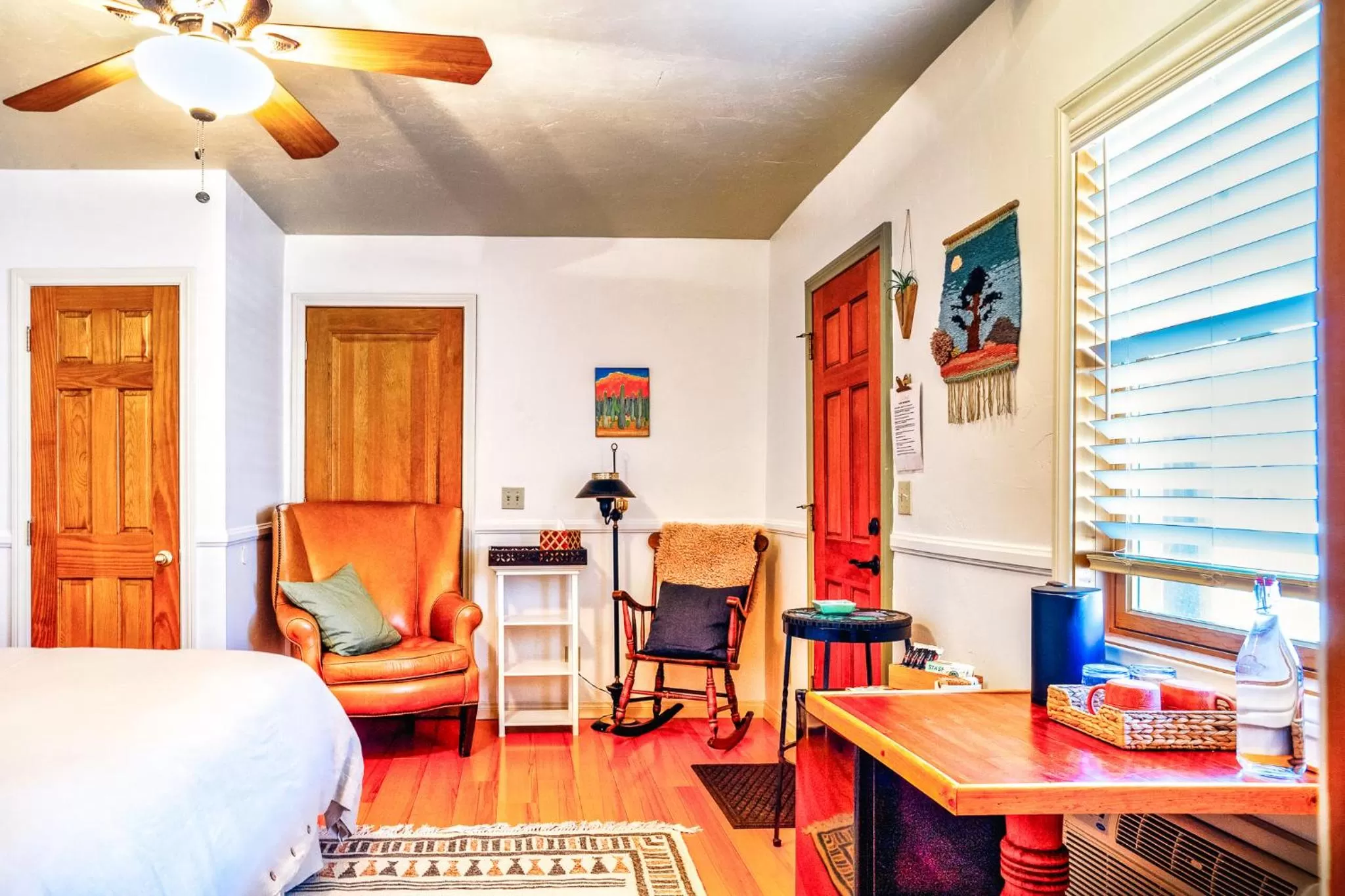 Seating area, Bed in The Loubird Inn