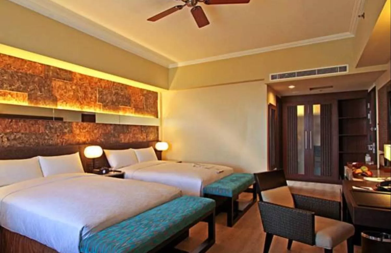 Photo of the whole room, Bed in The Bellevue Resort