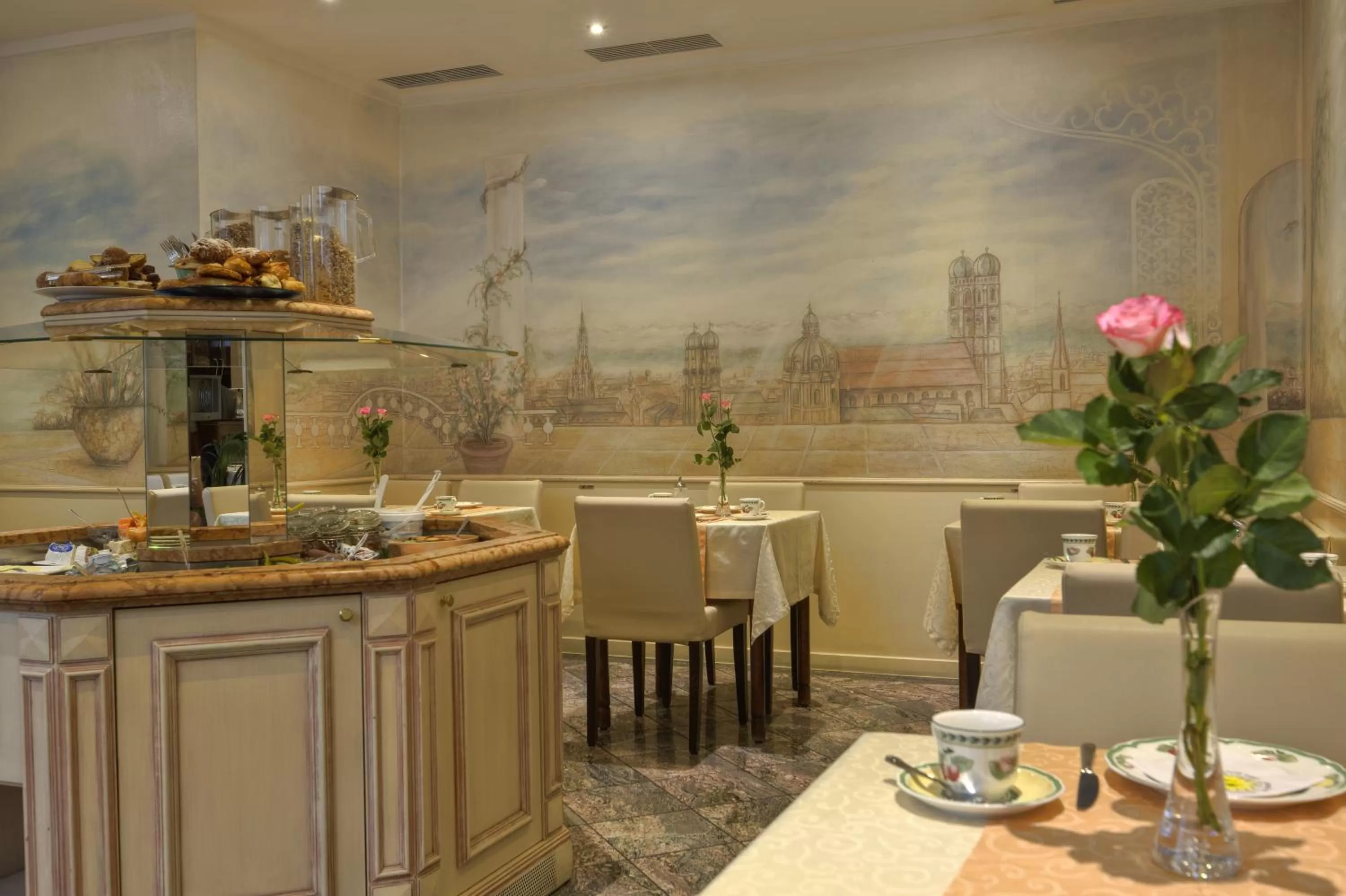 Restaurant/places to eat in Hotel Condor