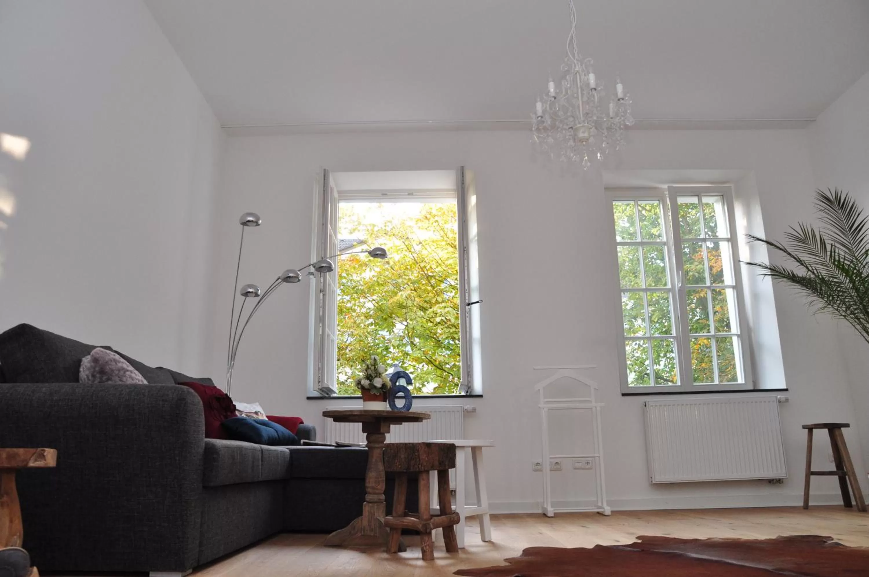 Photo of the whole room in Six! Eat Work Sleep