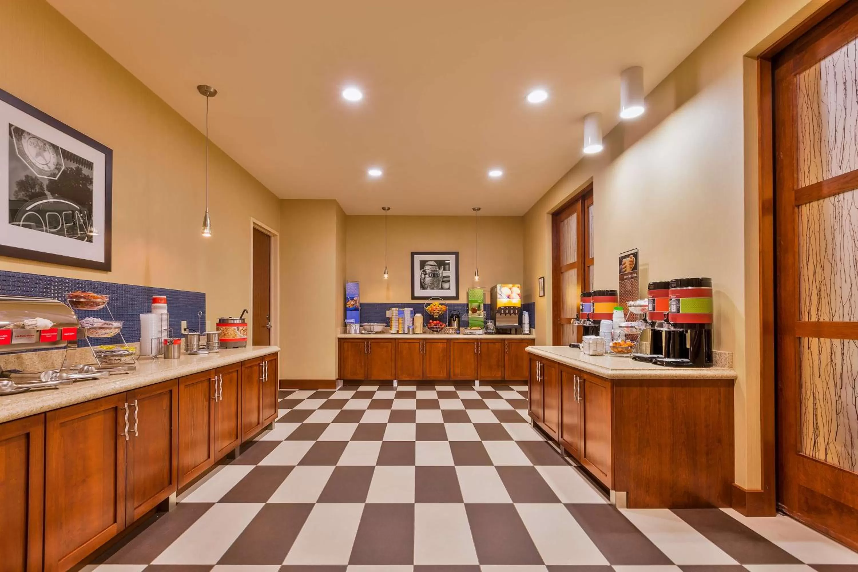 Dining area in Hampton Inn & Suites Owensboro Downtown Waterfront