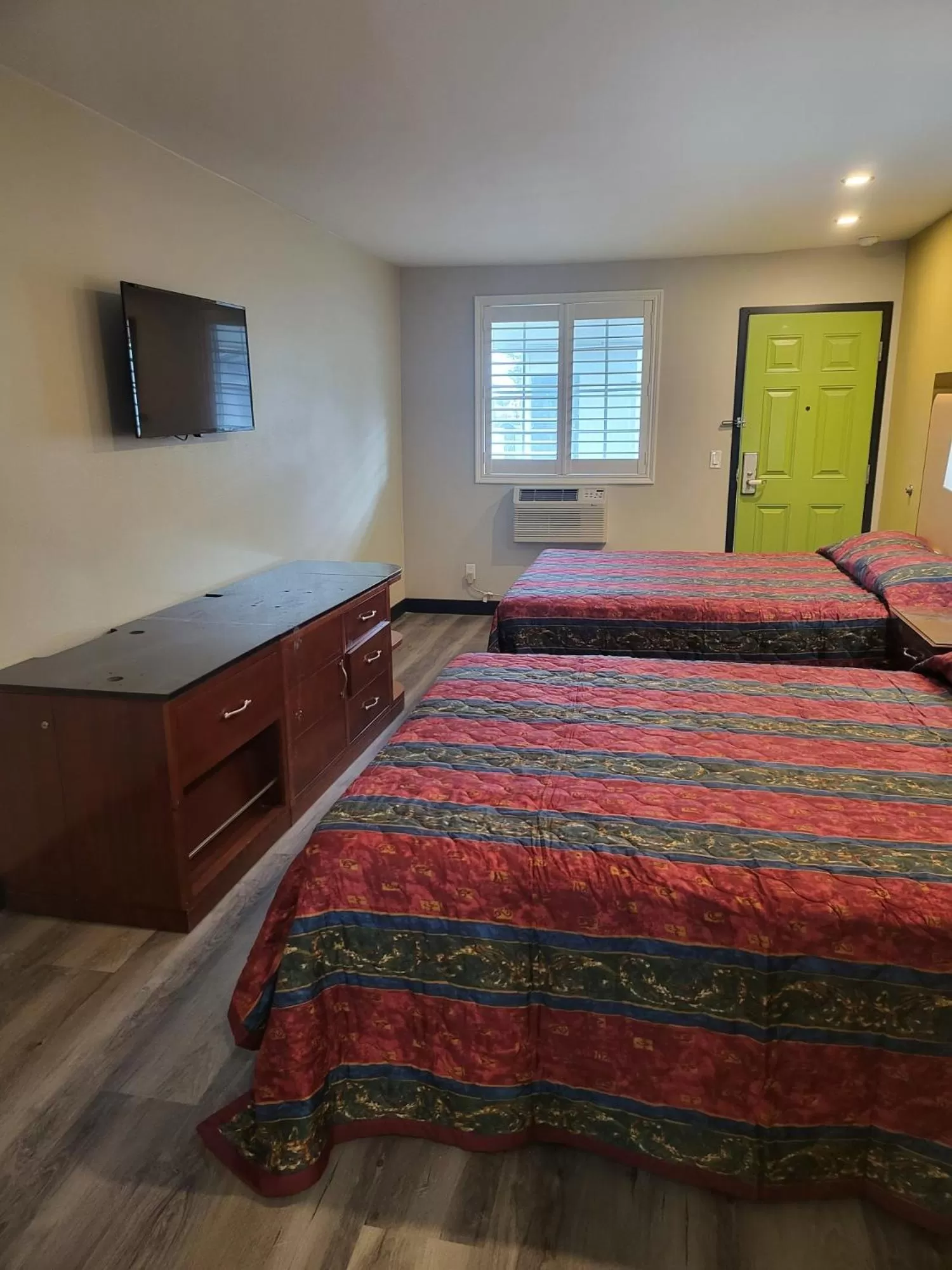 Photo of the whole room, Bed in Stadium Inn & Spas