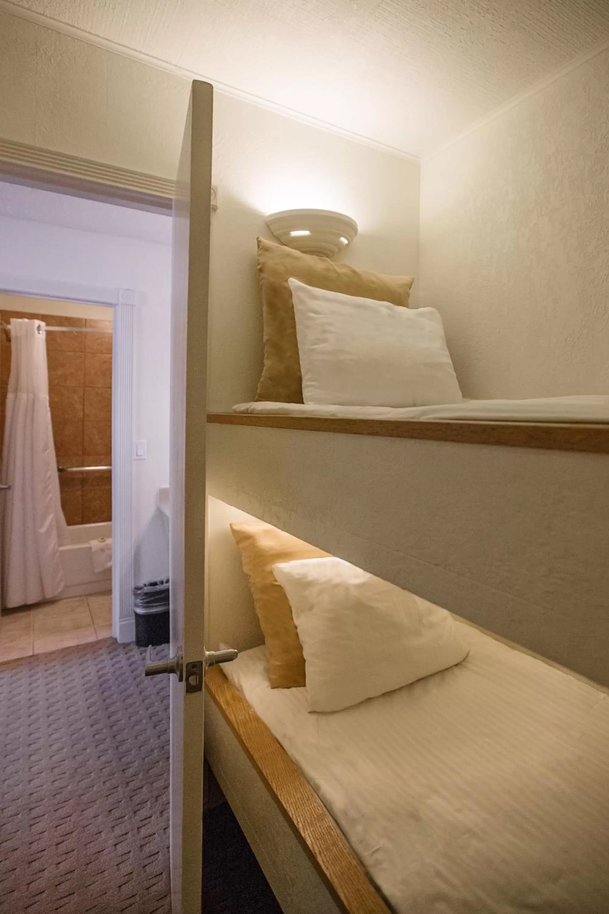 Bed in Twin Peaks Lodge & Hot Springs