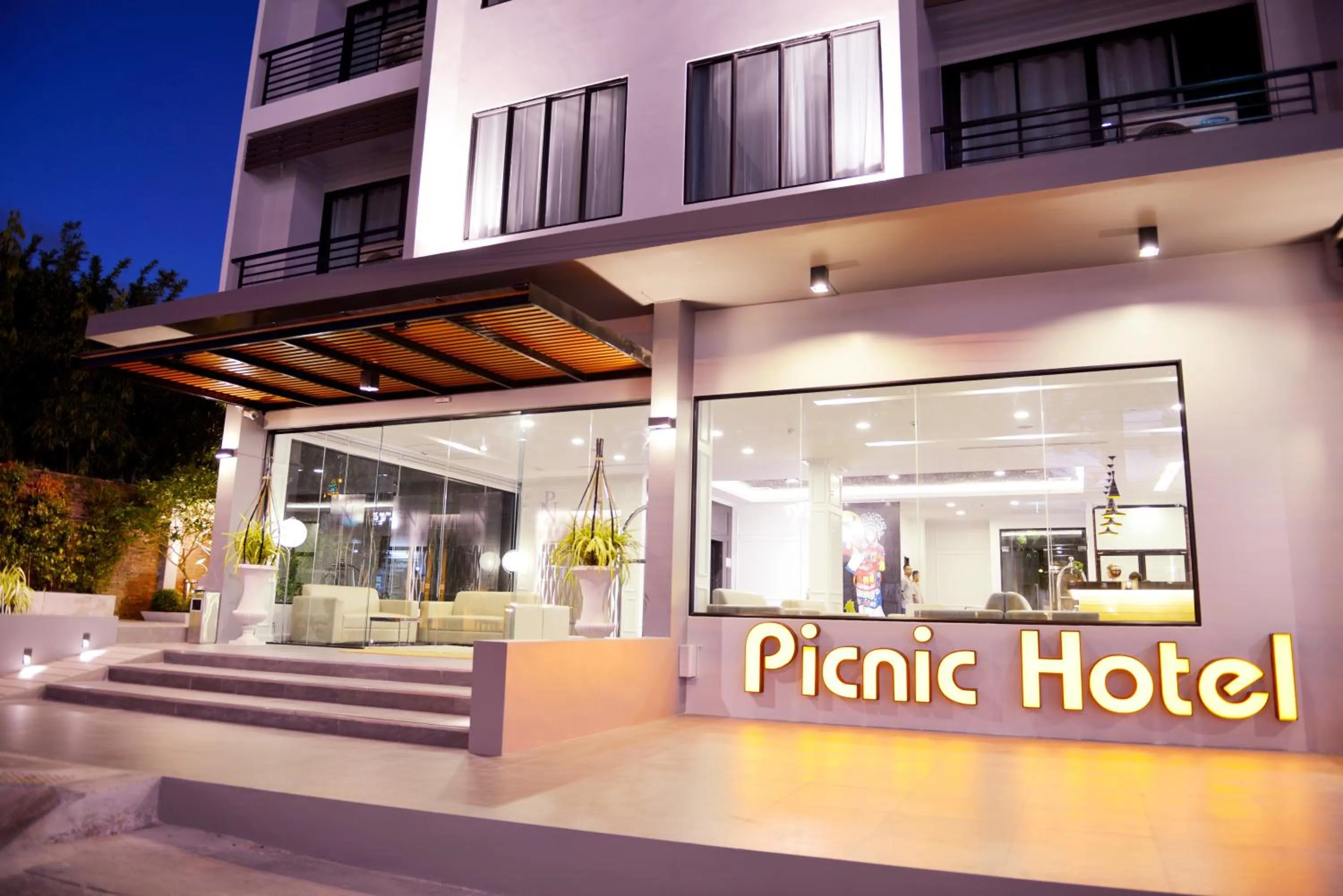 Property building in Picnic Hotel Bangkok - Rang Nam
