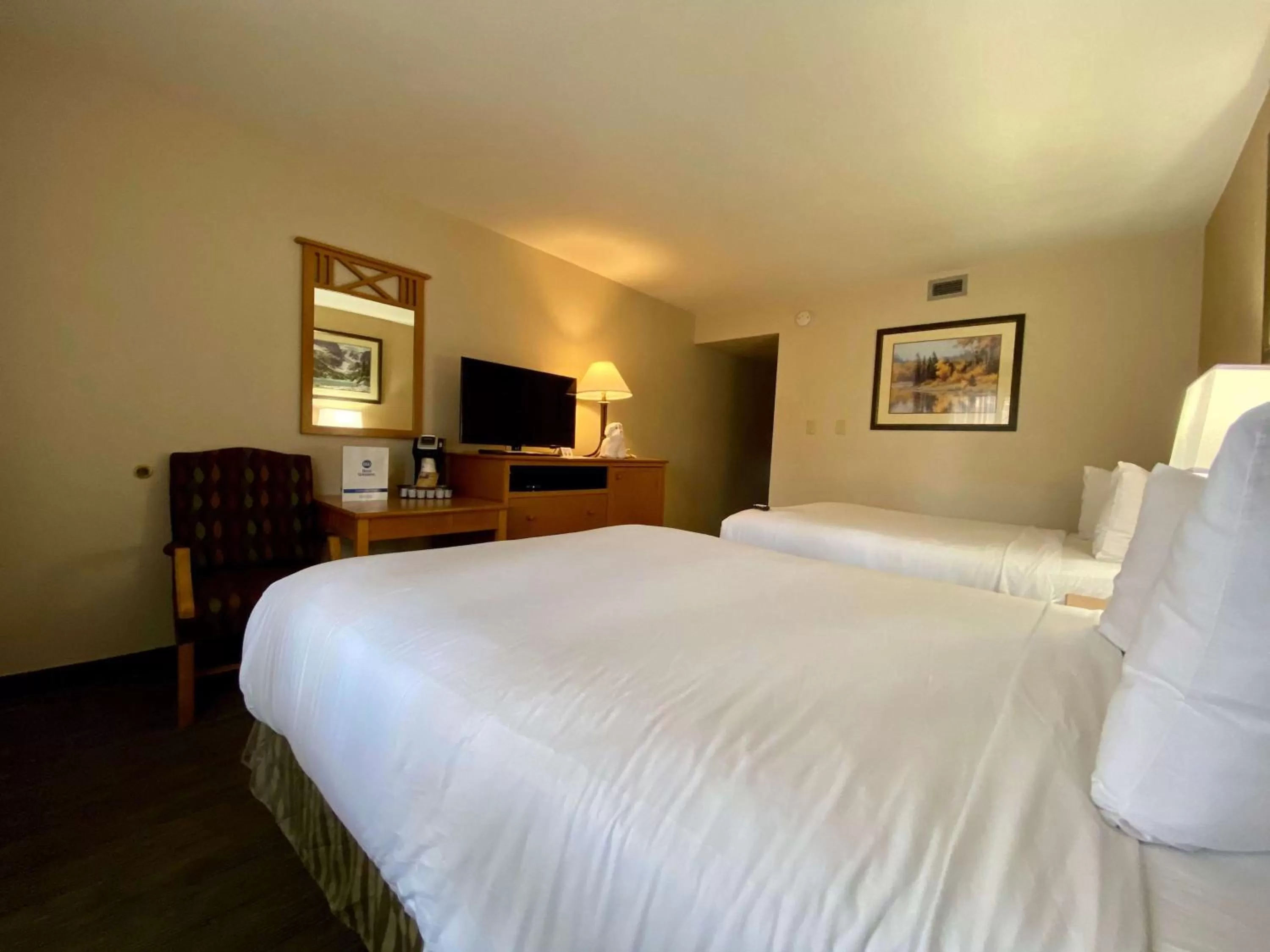 Photo of the whole room, Bed in Best Western Sheridan Center