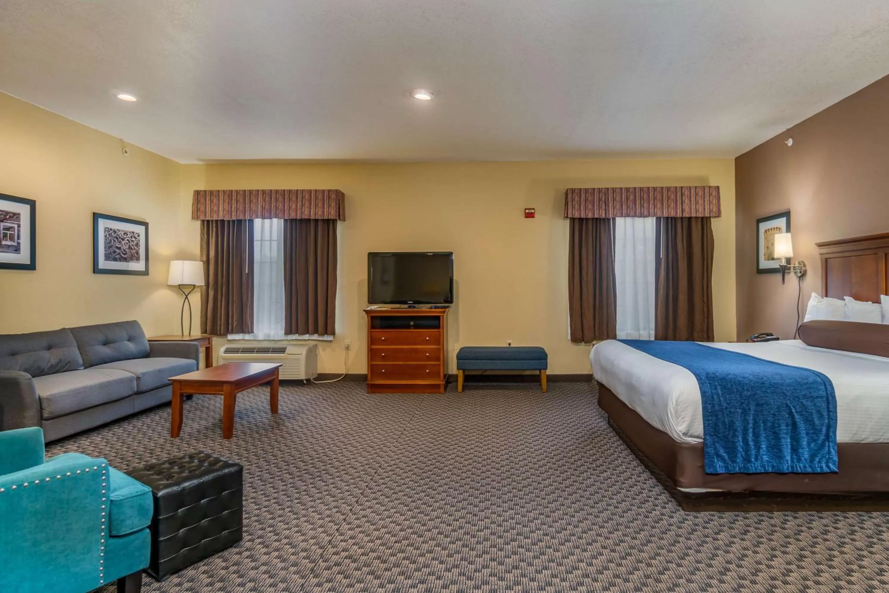 One-Bedroom King Suite - Non-Smoking in Best Western Plus Shamrock Inn & Suites